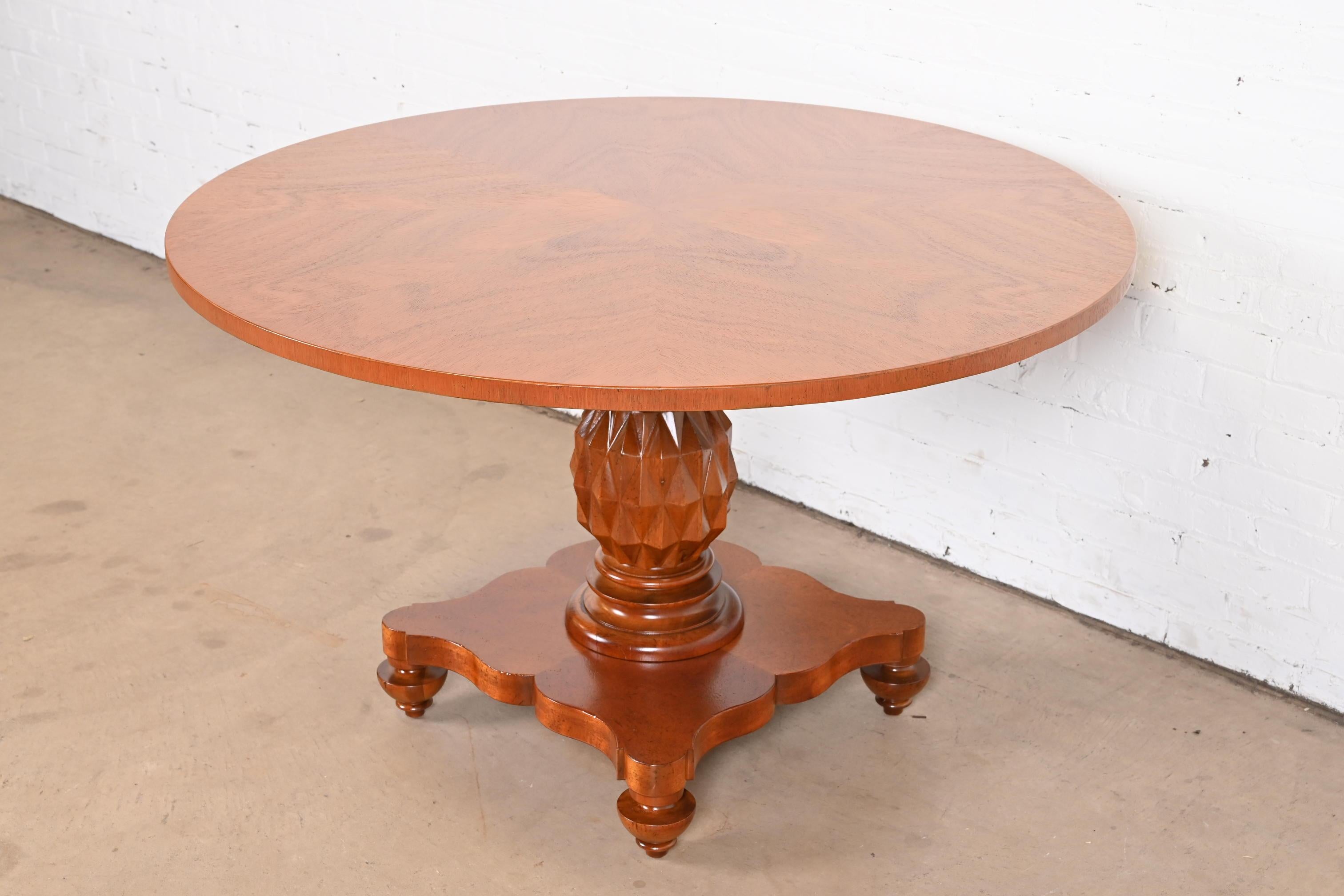 20ième siècle Baker Furniture table de petit déjeuner italienne Empire à piédestal en acajou sculpté en vente