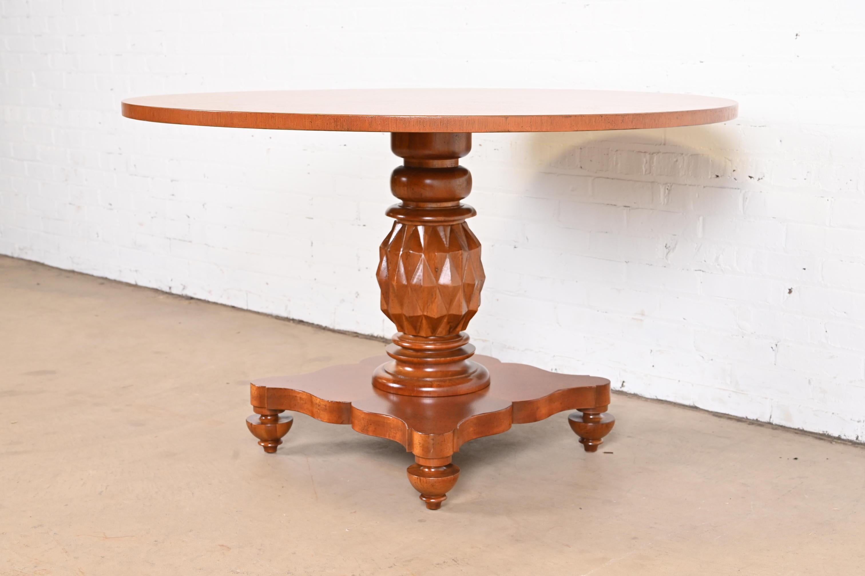 Acajou Baker Furniture table de petit déjeuner italienne Empire à piédestal en acajou sculpté en vente