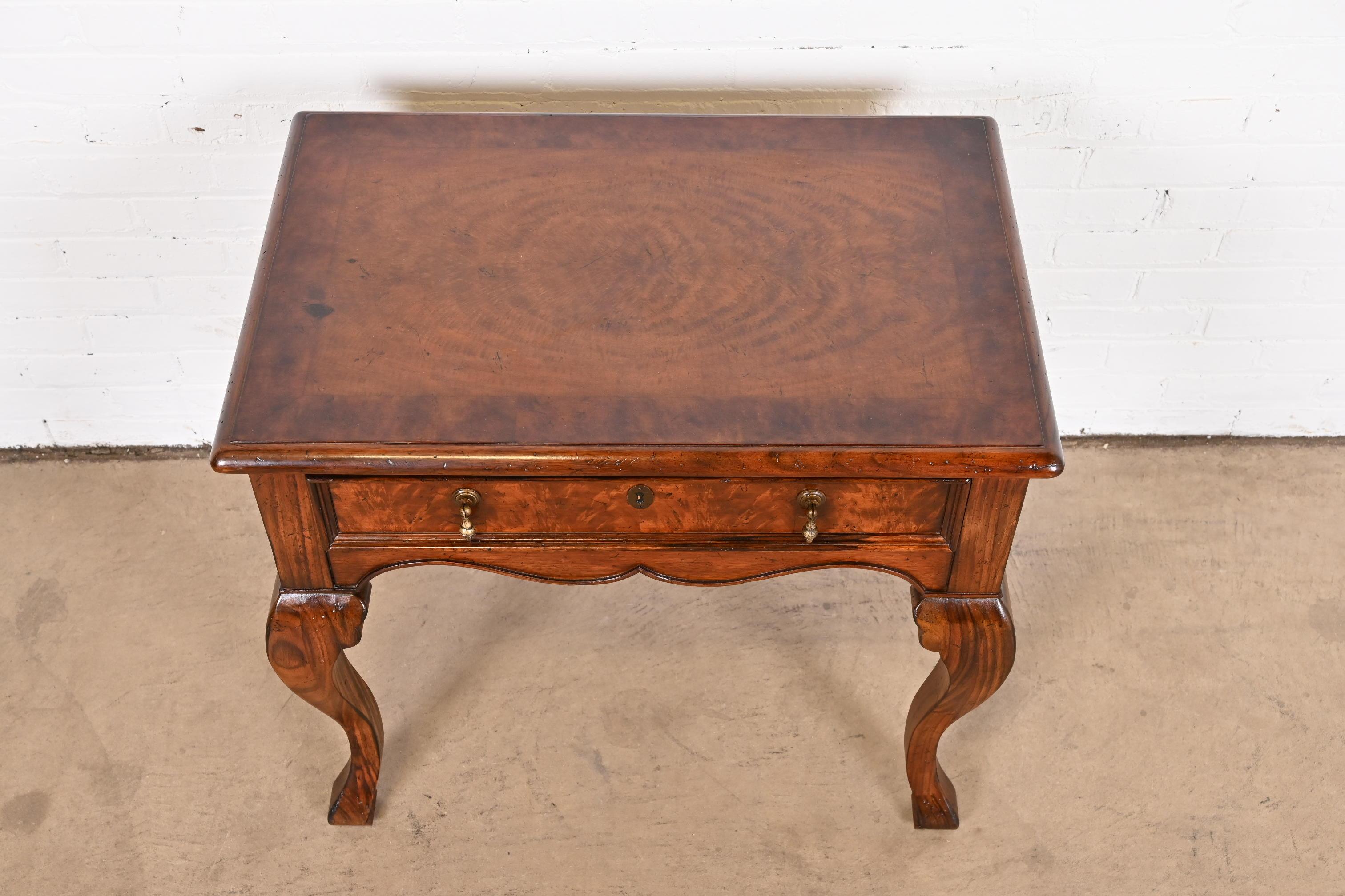 Tocador Provincial Italiano de Madera Burl de Baker Furniture en venta 5