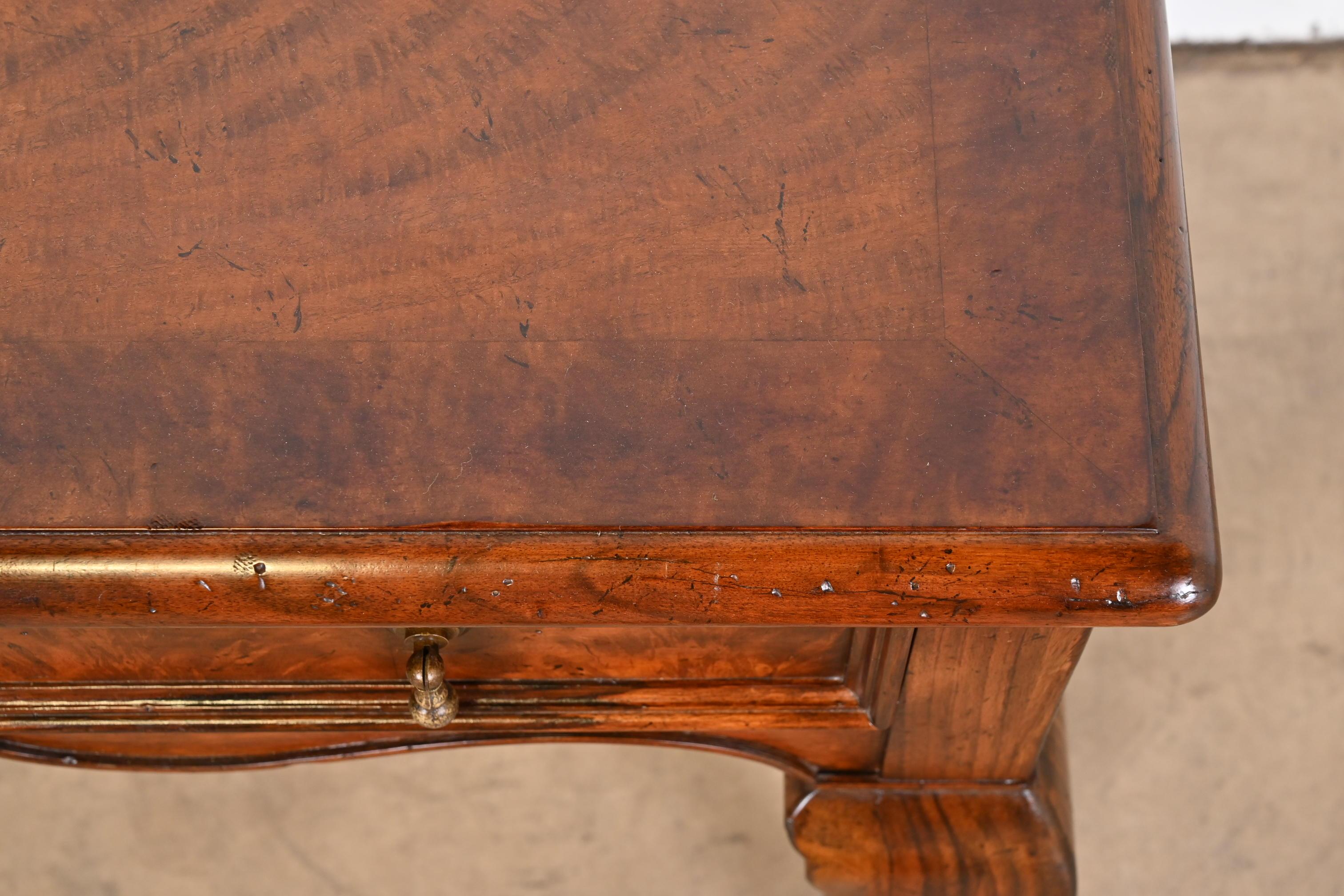 Tocador Provincial Italiano de Madera Burl de Baker Furniture en venta 6