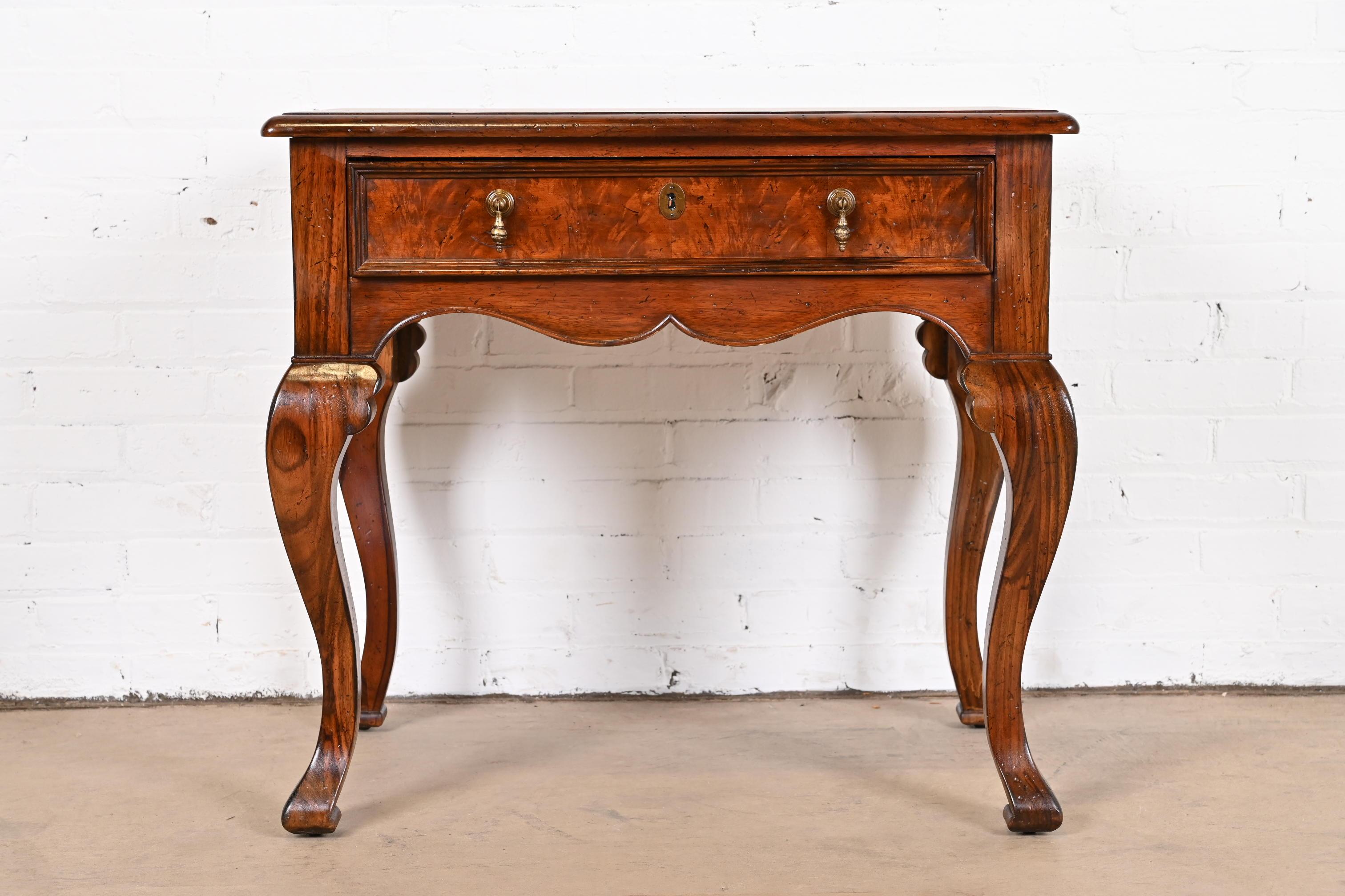Tocador Provincial Italiano de Madera Burl de Baker Furniture Provincial francés en venta