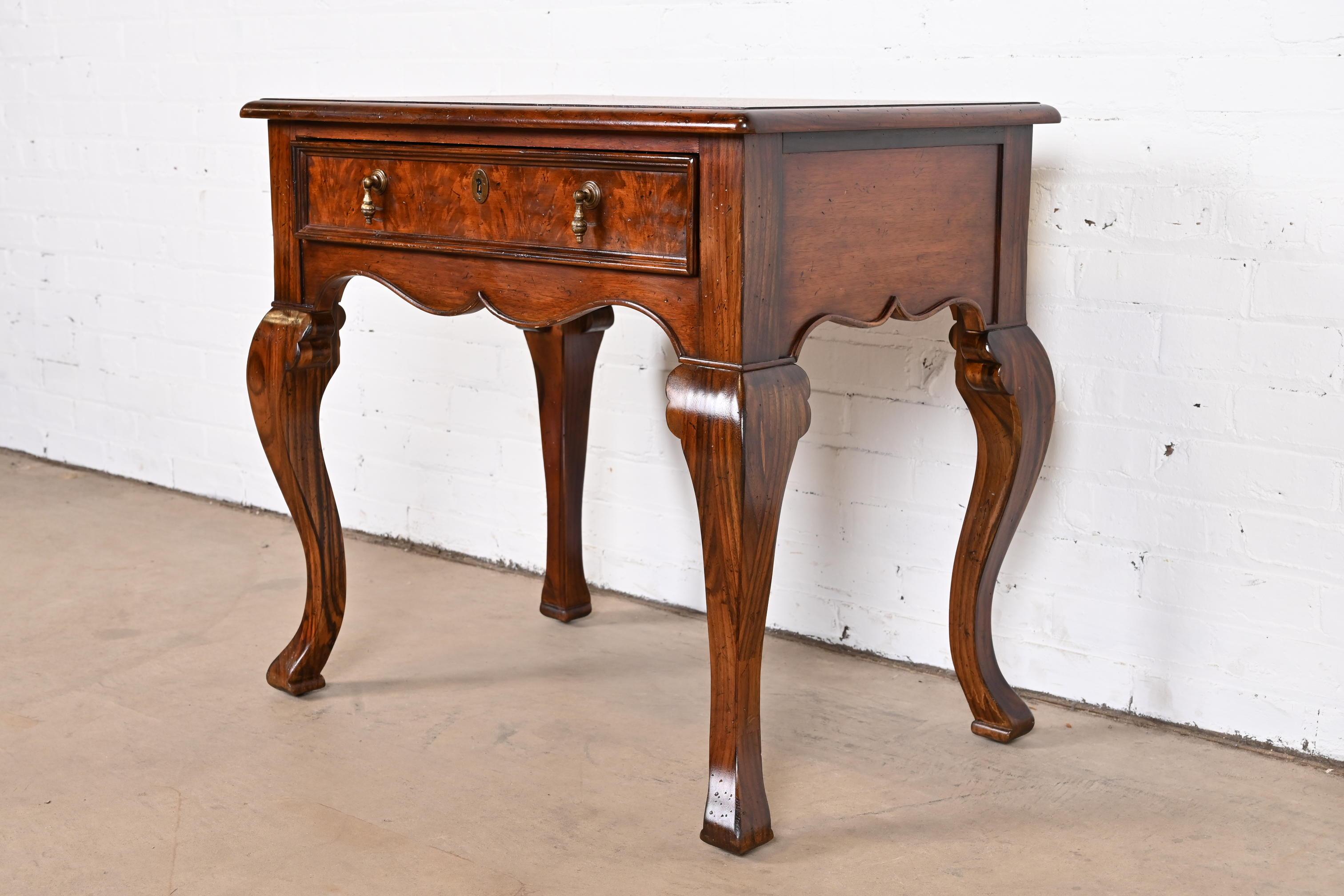 Tocador Provincial Italiano de Madera Burl de Baker Furniture en Bueno estado para la venta en South Bend, IN
