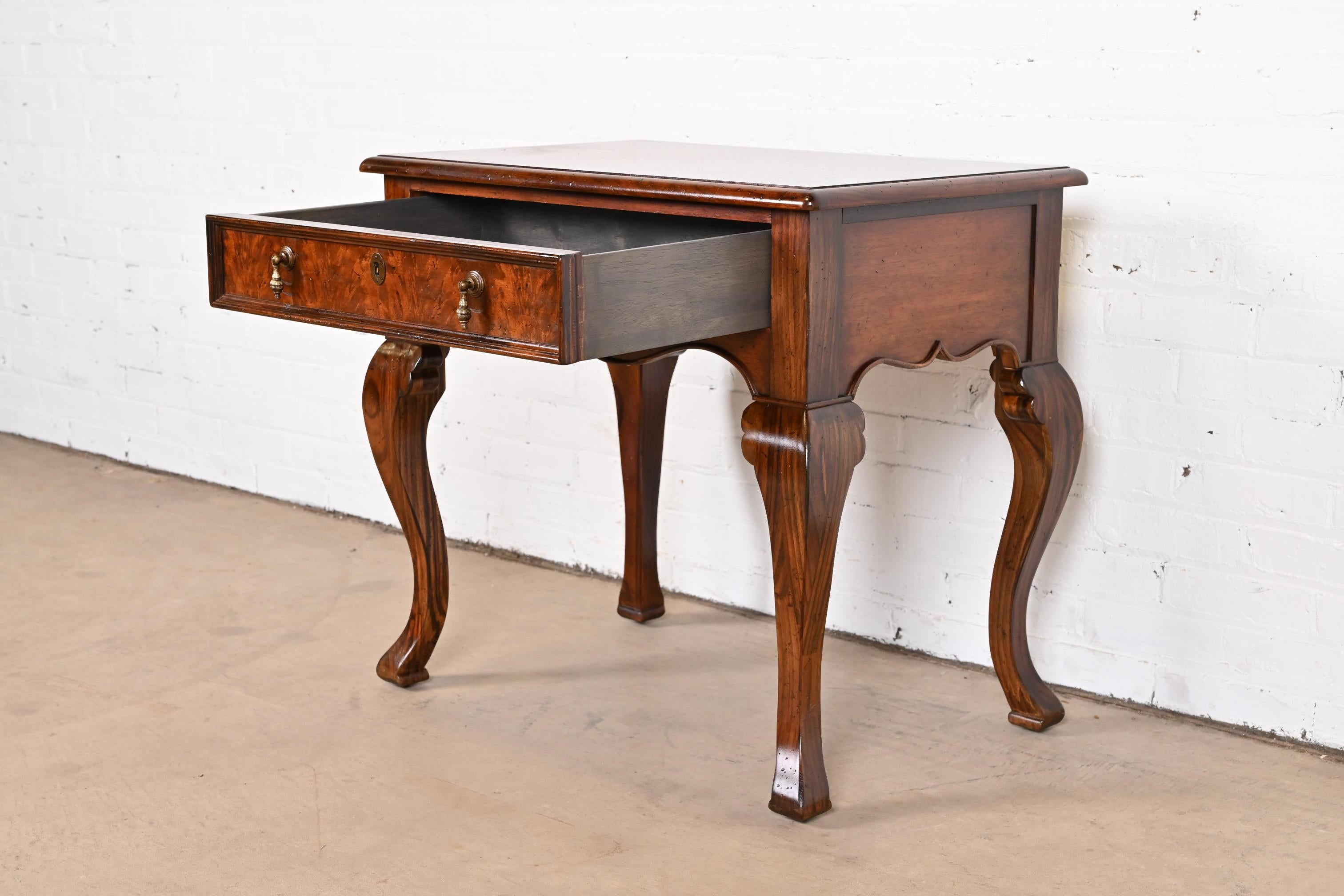 Tocador Provincial Italiano de Madera Burl de Baker Furniture en venta 3
