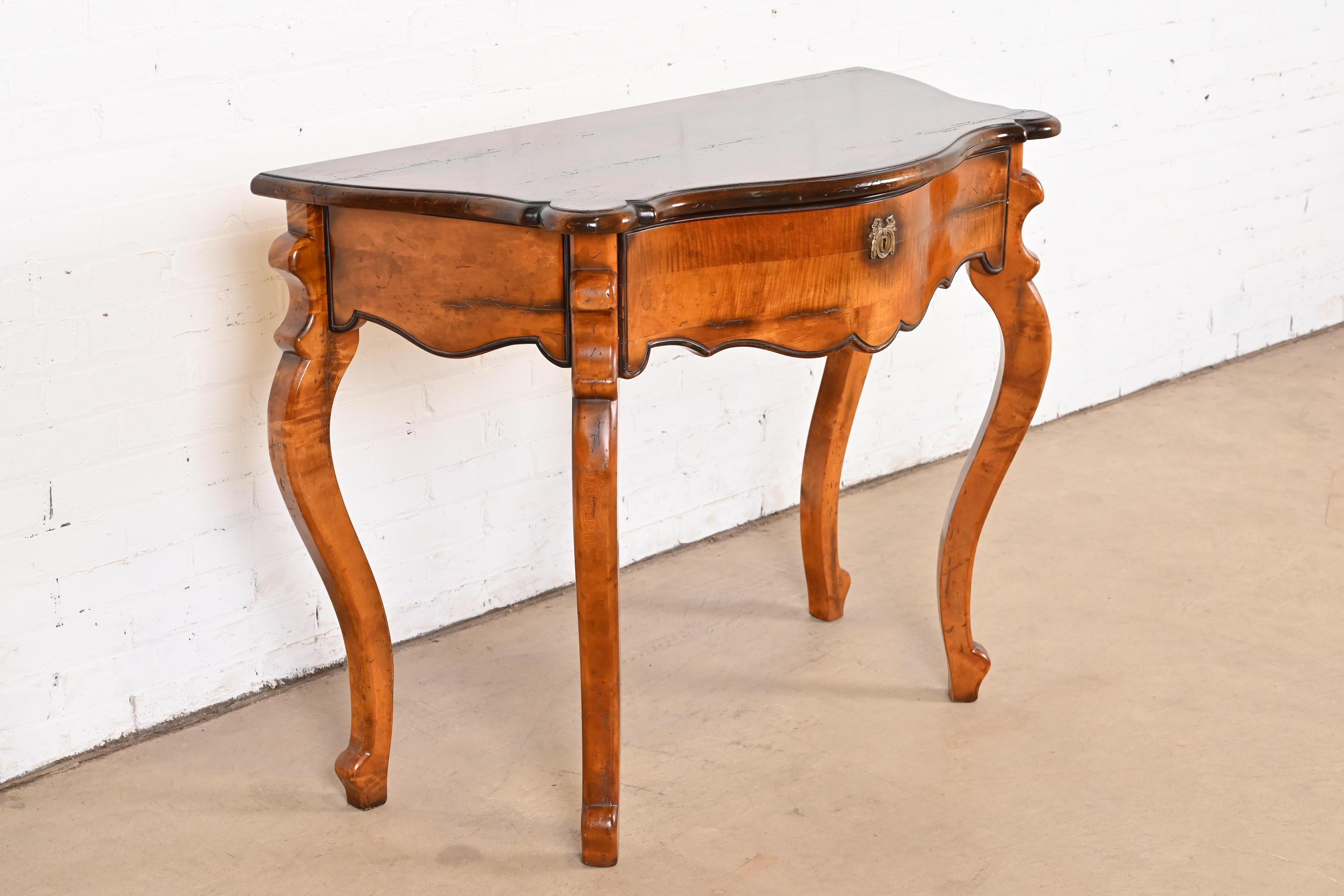 Laiton Table d'entrée ou console provinciale italienne en érable sculpté de Baker Furniture en vente