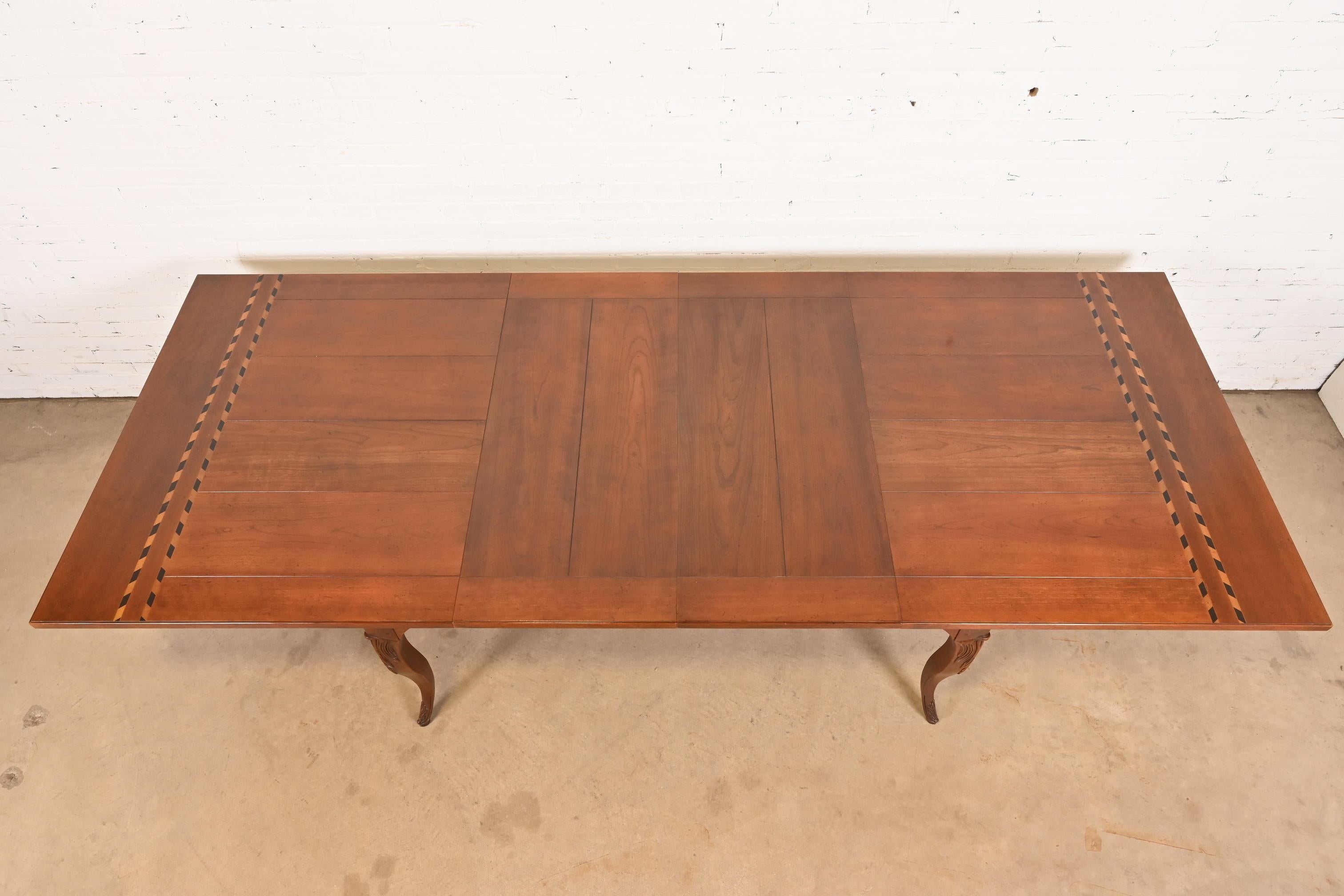 Baker Furniture Mesa de granja provincial italiana con incrustaciones de madera de cerezo de la vendimia en venta 3