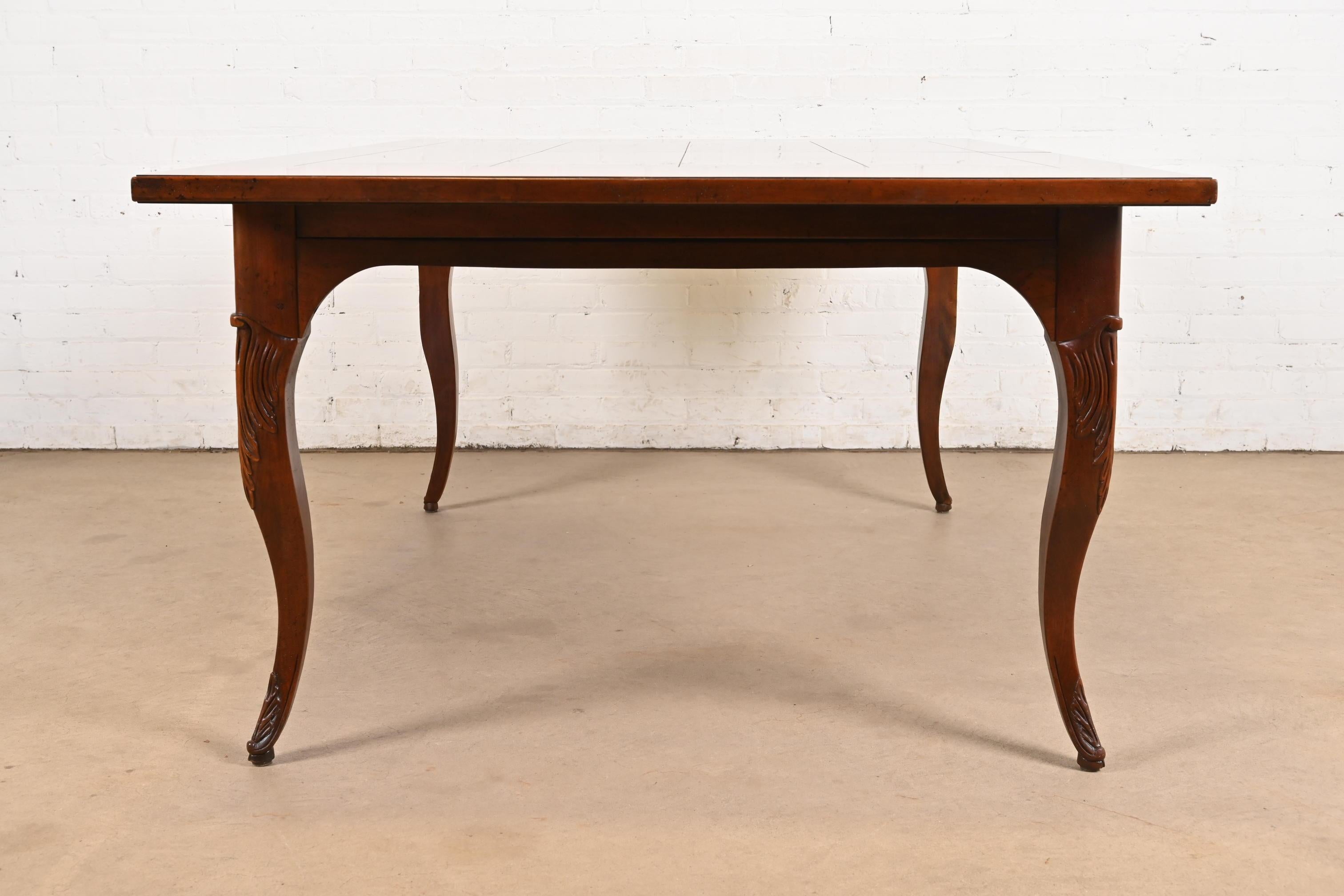 Baker Furniture Mesa de granja provincial italiana con incrustaciones de madera de cerezo de la vendimia en venta 4