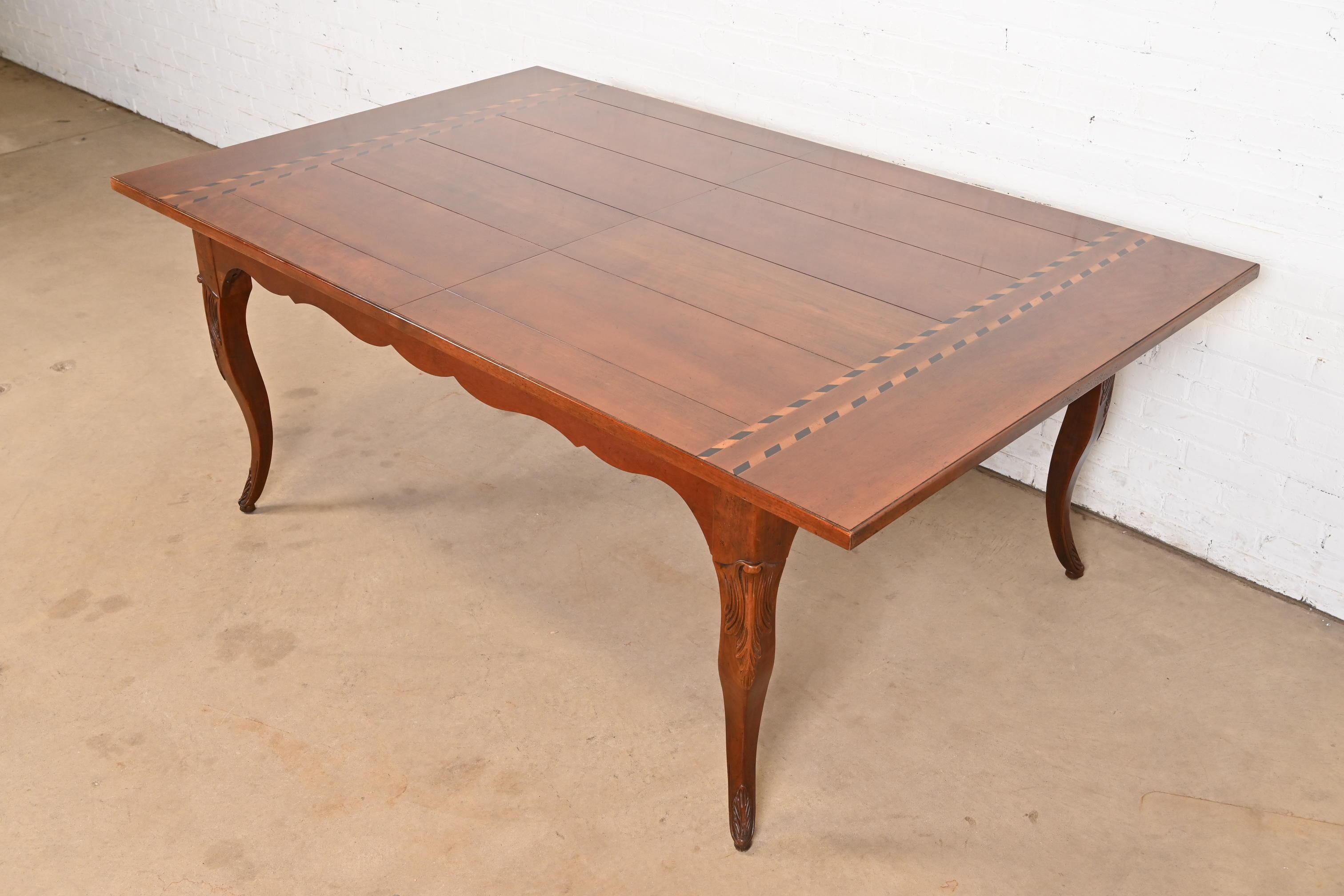 Una excepcional mesa de comedor de la vendimia extensible de estilo provincial italiano o campestre francés

Por Baker Furniture

EE.UU., finales del siglo XX

Madera maciza de cerezo, con incrustaciones de madera satinada y ébano. 

Medidas: 76,25