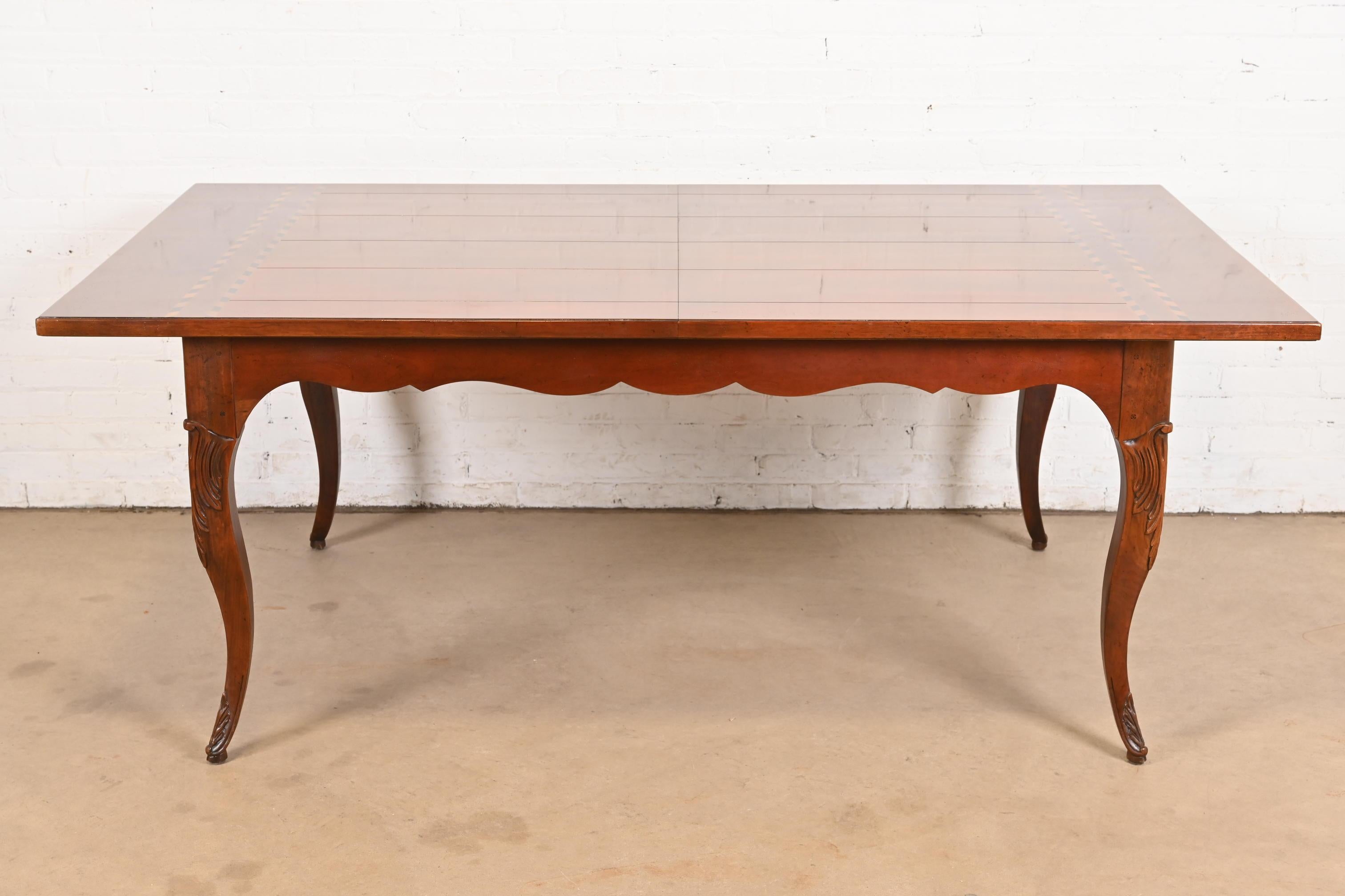 Baker Furniture Mesa de granja provincial italiana con incrustaciones de madera de cerezo de la vendimia Provincial francés en venta