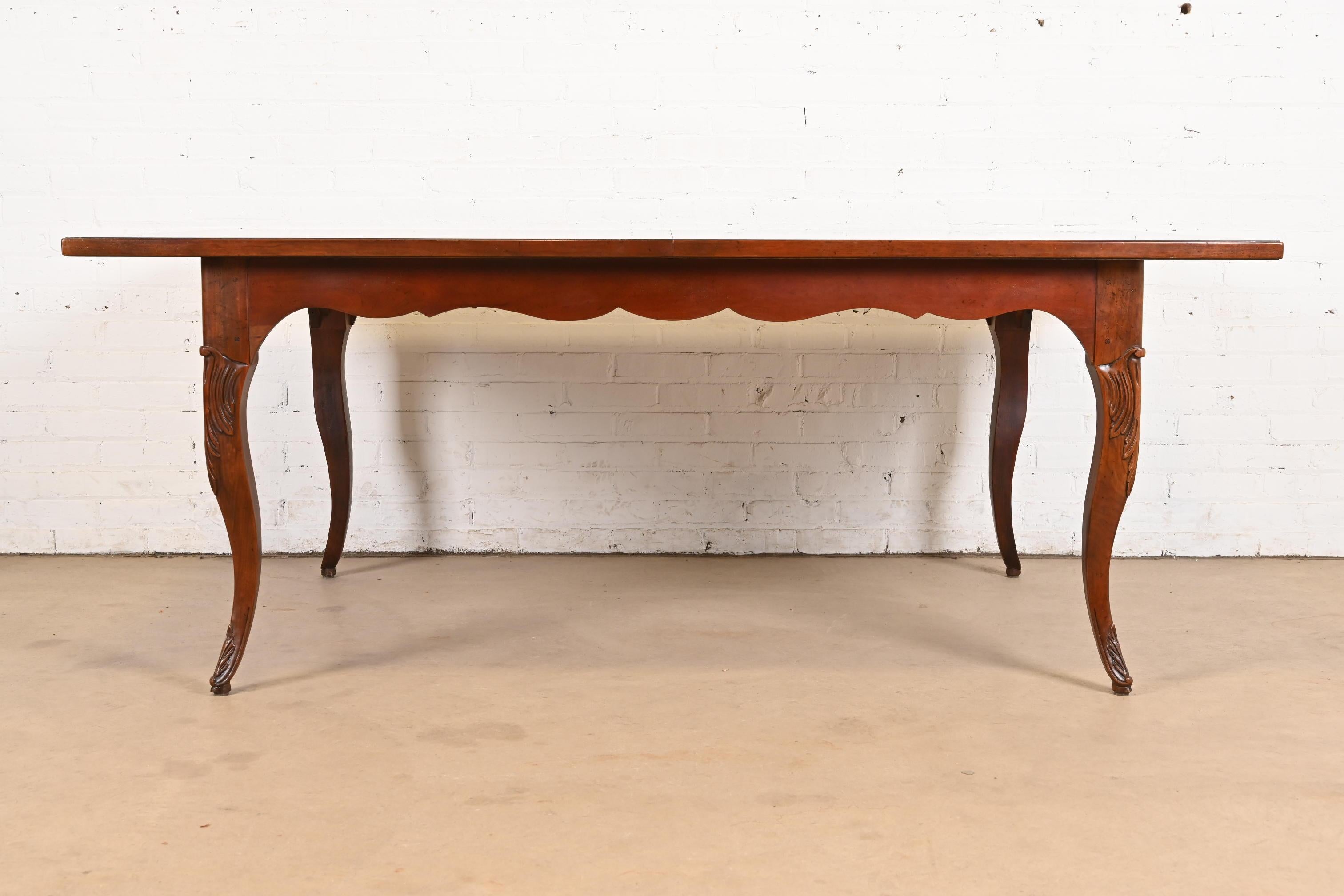 Baker Furniture Mesa de granja provincial italiana con incrustaciones de madera de cerezo de la vendimia Estadounidense en venta