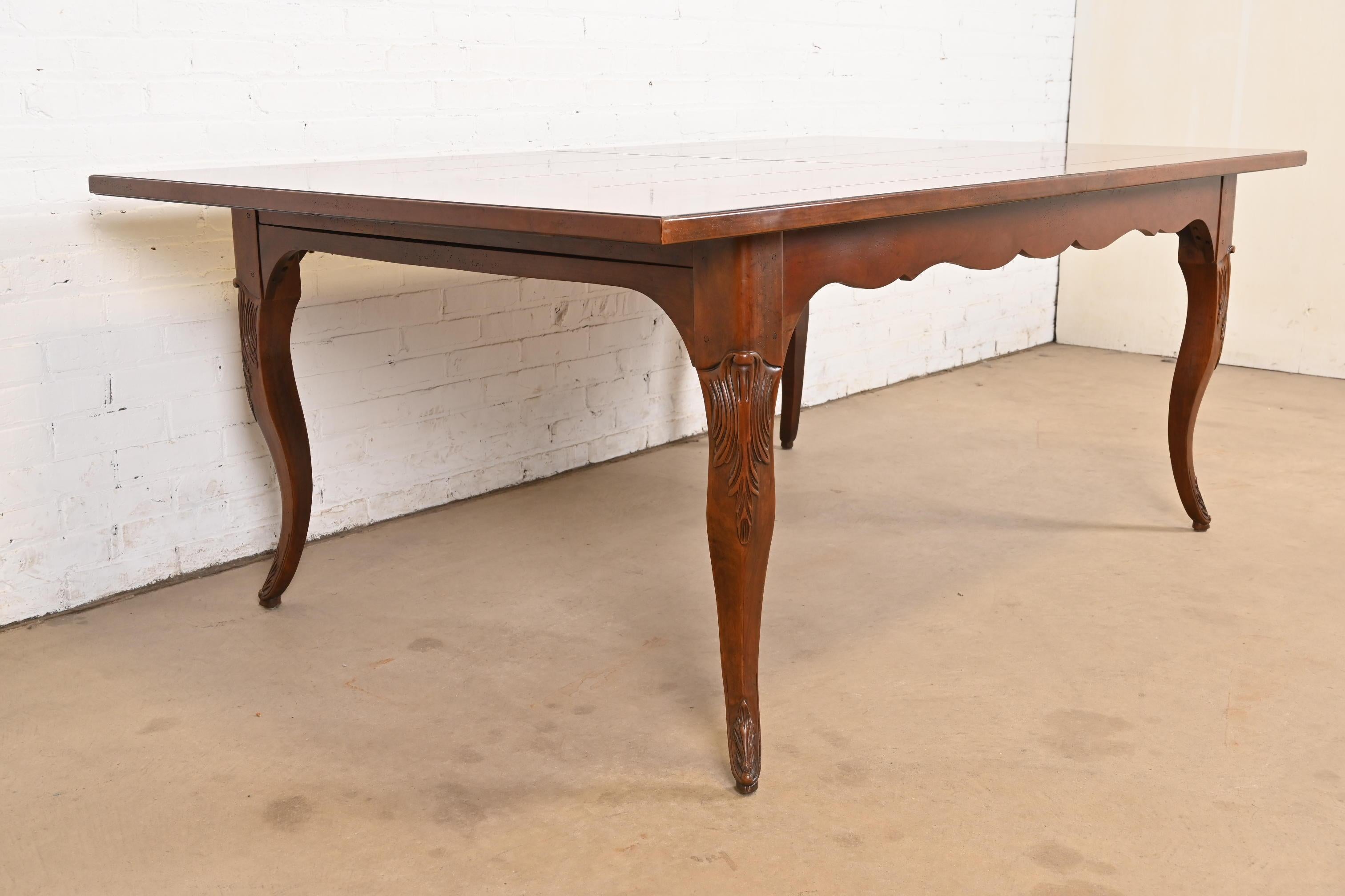Baker Furniture Mesa de granja provincial italiana con incrustaciones de madera de cerezo de la vendimia en Bueno estado para la venta en South Bend, IN
