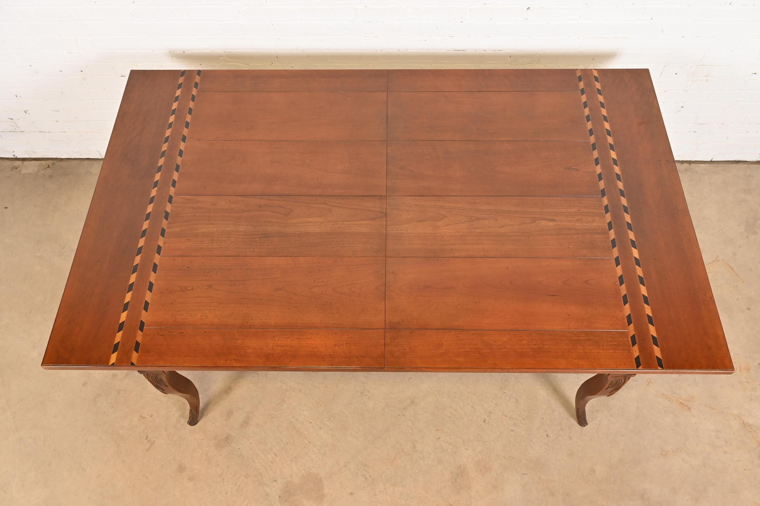 Baker Furniture Mesa de granja provincial italiana con incrustaciones de madera de cerezo de la vendimia siglo XX en venta