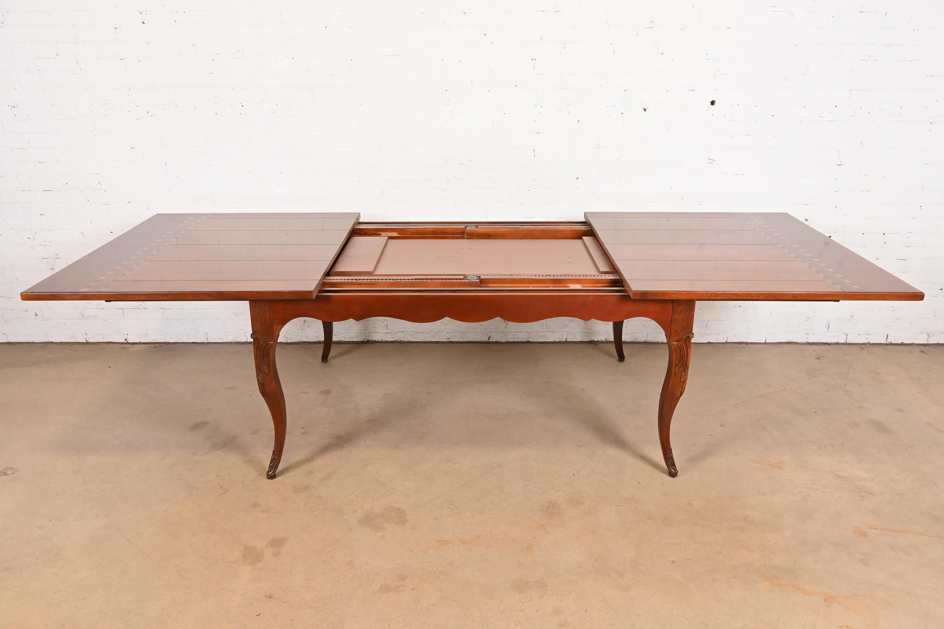 Baker Furniture Mesa de granja provincial italiana con incrustaciones de madera de cerezo de la vendimia Cereza en venta