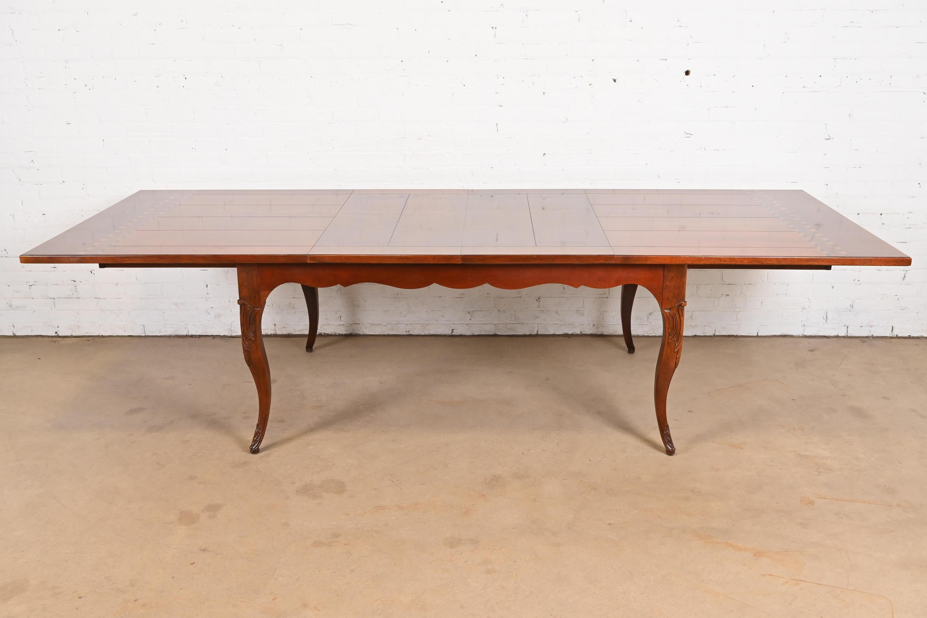 Baker Furniture Mesa de granja provincial italiana con incrustaciones de madera de cerezo de la vendimia en venta 1