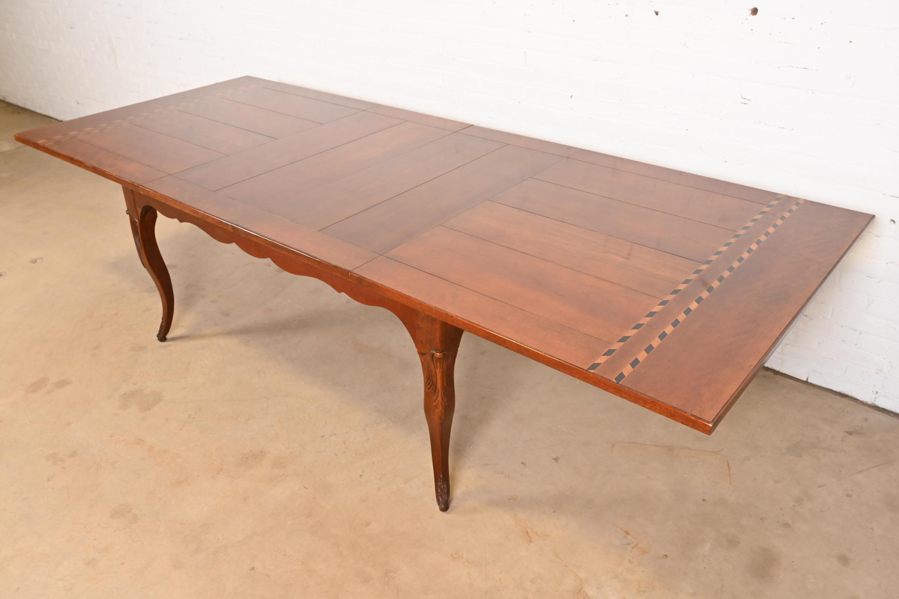 Baker Furniture Mesa de granja provincial italiana con incrustaciones de madera de cerezo de la vendimia en venta 2