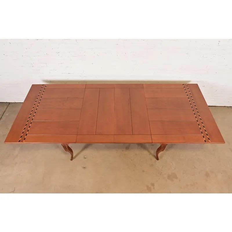 Baker Furniture Italian Provincial Intarsien Kirschholz Tisch, neu lackiert im Angebot 3