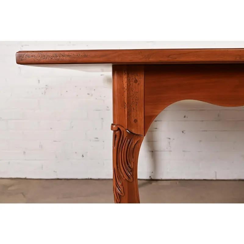 Baker Furniture Italian Provincial Intarsien Kirschholz Tisch, neu lackiert im Angebot 5
