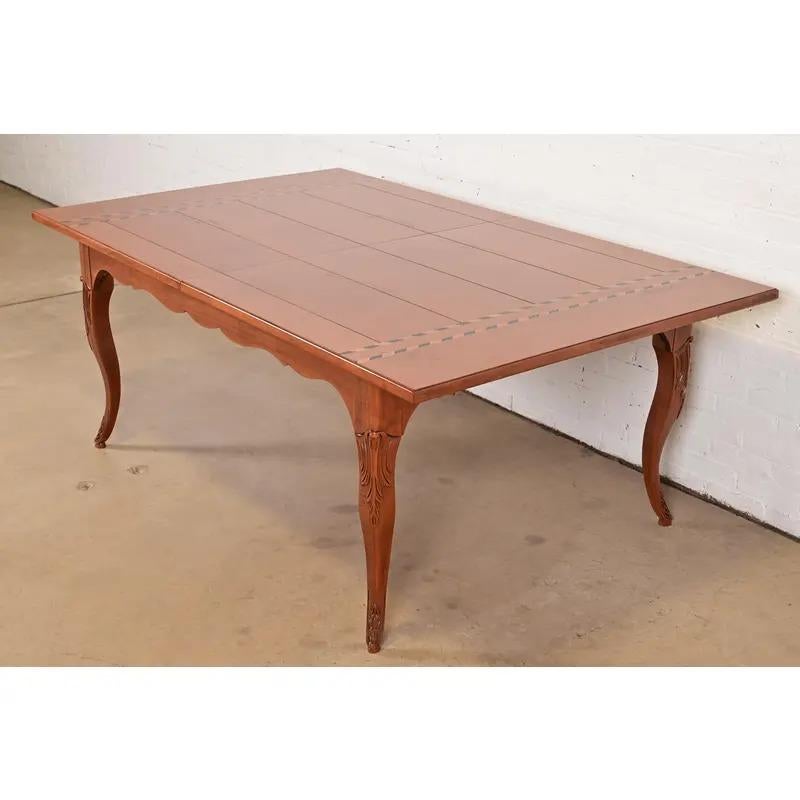 Ein außergewöhnlicher Esstisch im italienischen Provinzialstil oder im französischen Landhausstil mit Verlängerung

Von Baker Furniture

USA, Ende des 20. Jahrhunderts

Massives Kirschbaumholz, mit Satinholz- und Ebenholzeinlagen. 

Maße: 76,5 
