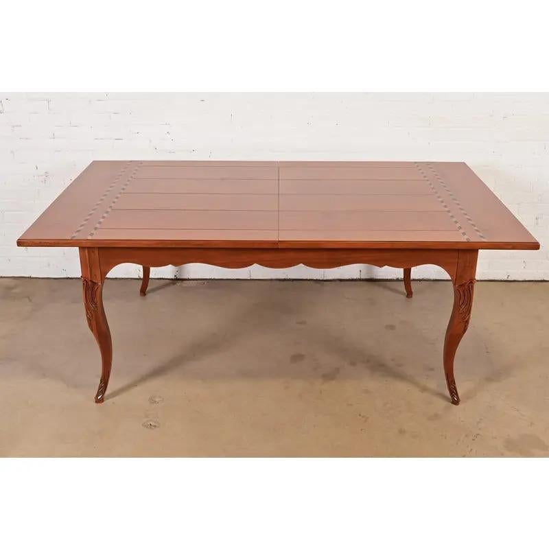 Baker Furniture Italian Provincial Intarsien Kirschholz Tisch, neu lackiert (Französische Provence) im Angebot