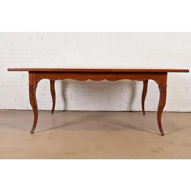 Baker Furniture Italian Provincial Intarsien Kirschholz Tisch, neu lackiert (amerikanisch) im Angebot