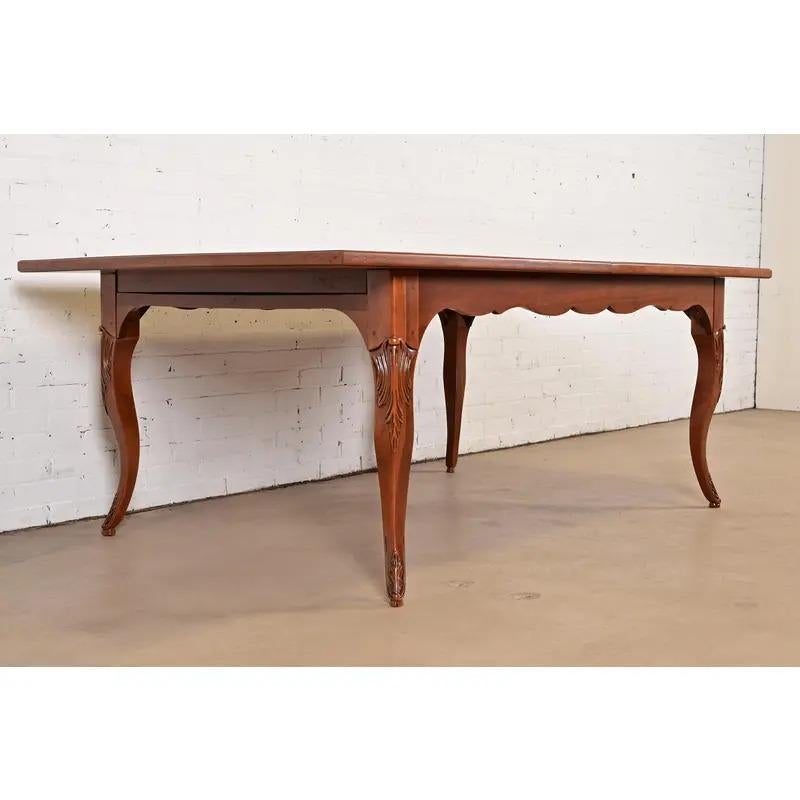 Baker Furniture Italian Provincial Intarsien Kirschholz Tisch, neu lackiert im Zustand „Gut“ im Angebot in South Bend, IN