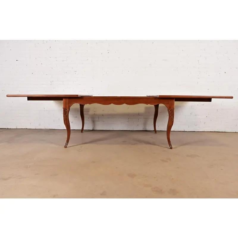 Baker Furniture Italian Provincial Intarsien Kirschholz Tisch, neu lackiert (Kirsche) im Angebot