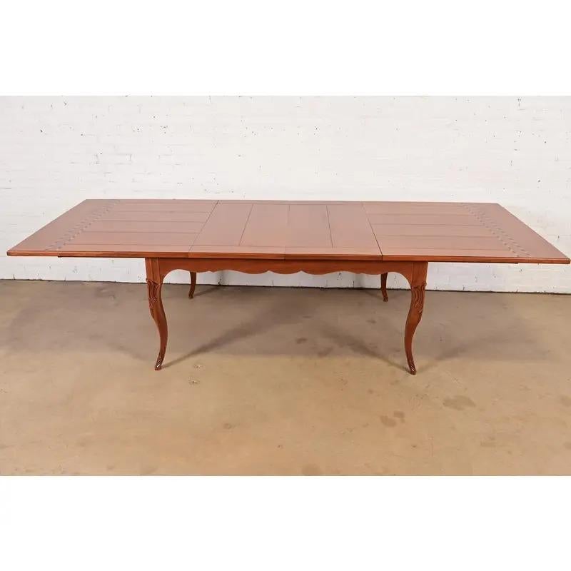 Baker Furniture Italian Provincial Intarsien Kirschholz Tisch, neu lackiert im Angebot 1