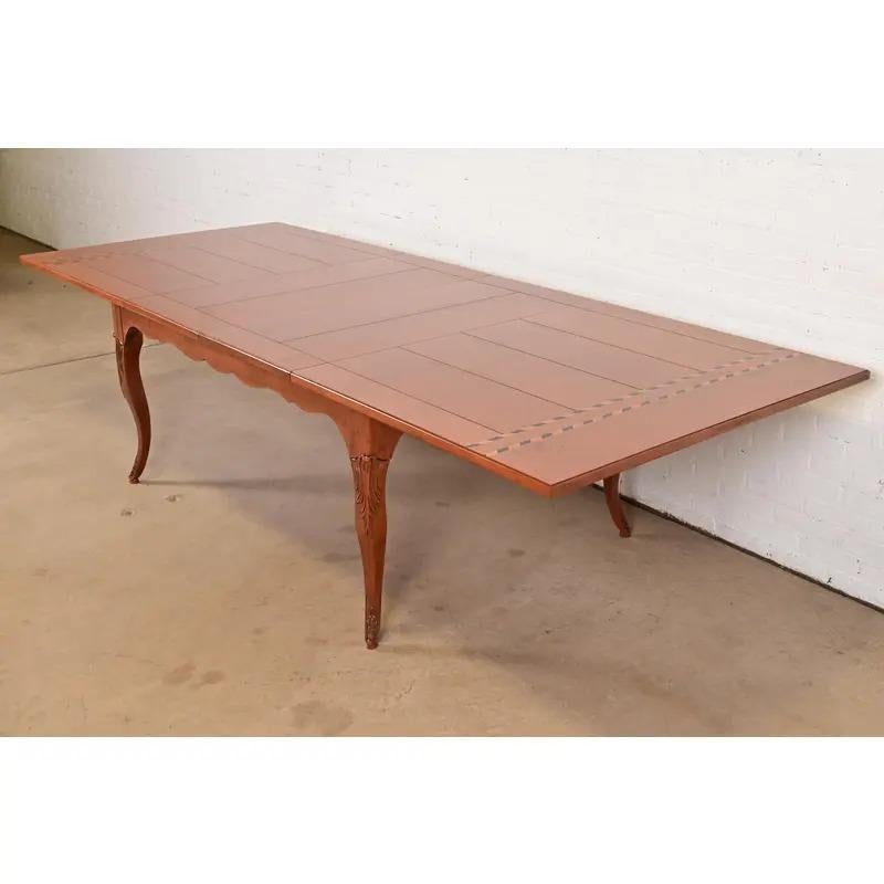 Baker Furniture Italian Provincial Intarsien Kirschholz Tisch, neu lackiert im Angebot 2