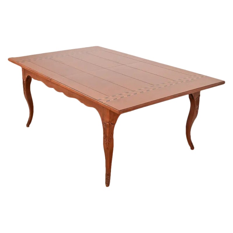 Baker Furniture Italian Provincial Intarsien Kirschholz Tisch, neu lackiert im Angebot