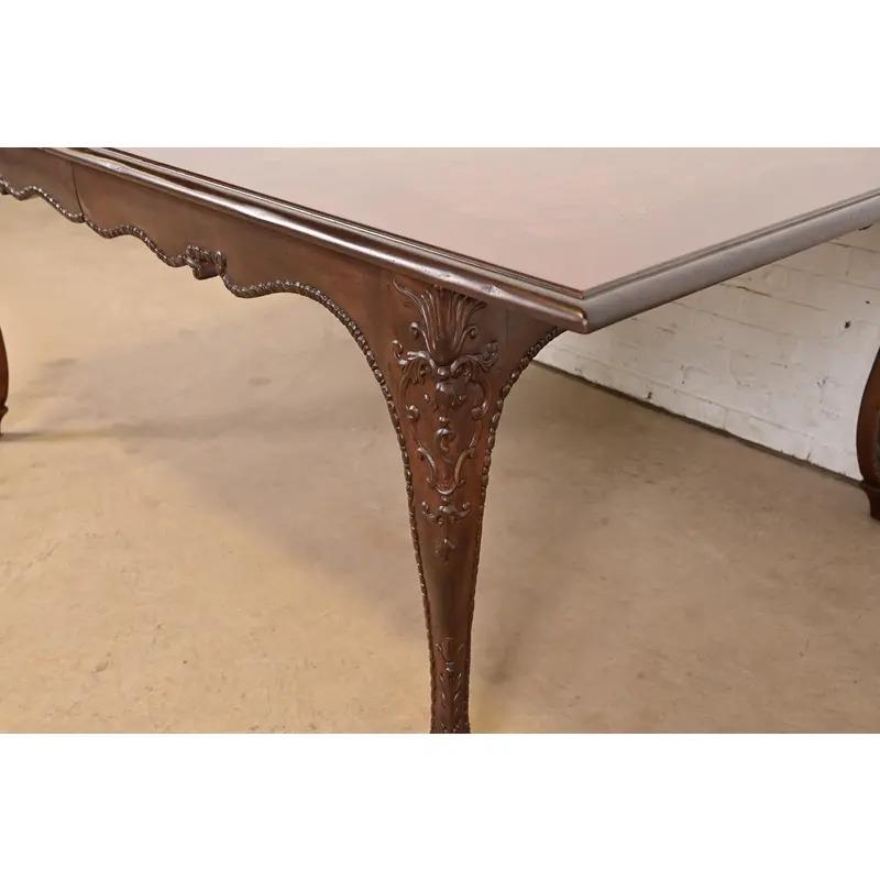 Tavolo da pranzo allungabile in ciliegio intagliato Luigi XV di Baker Furniture in vendita 6