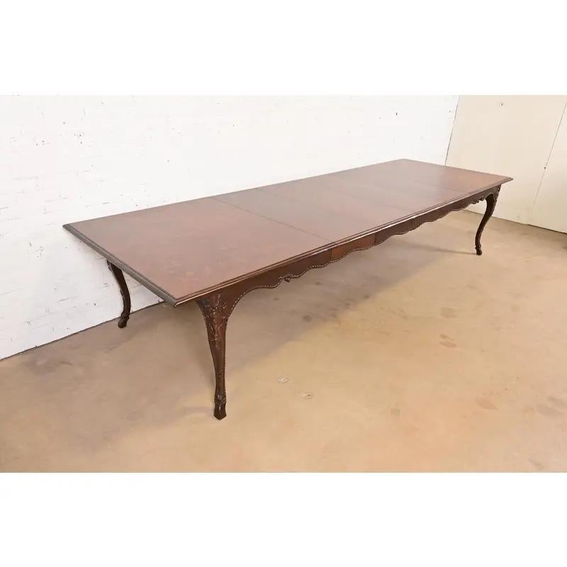 Un eccezionale tavolo da pranzo allungabile in stile Luigi XV della Provincia Italiana

Da Baker Furniture

USA, circa anni '1980

Splendido piano in ciliegio abbinato a libro, con intarsi in radica e gambe a cabriola in ciliegio massiccio