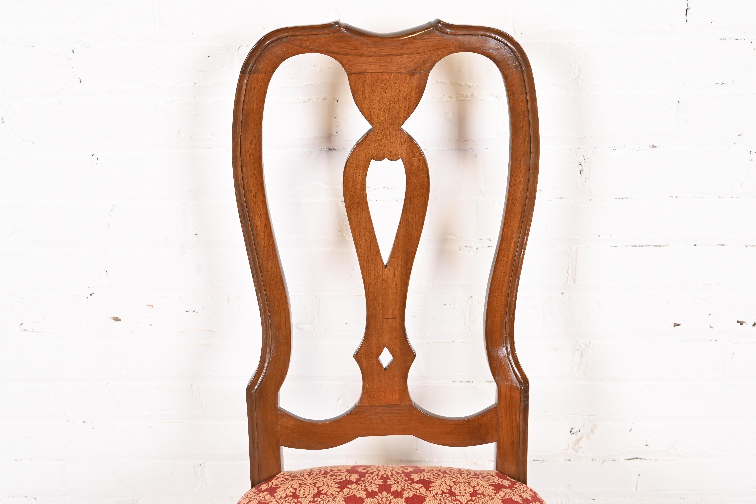 Baker Furniture Italian Provincial Louis XV Carved Walnut Dining Chairs (Chaises à manger en noyer sculpté) en vente 4