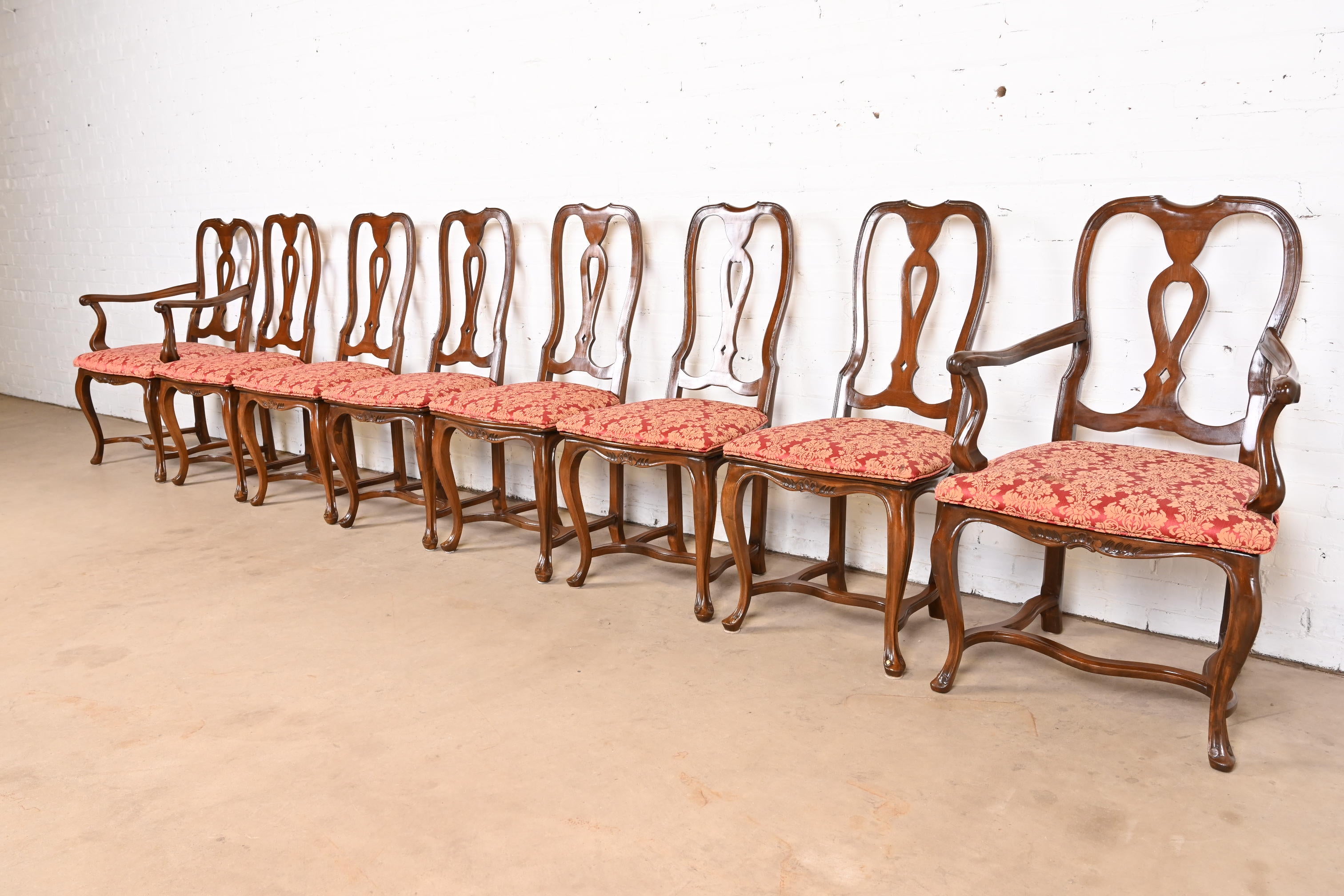 Magnifique ensemble de huit chaises de salle à manger de style Louis XV italien ou provincial français

Par Baker Furniture

Italie, Circa 1960

Piétements en noyer sculpté, sièges garnis de damas.

Mesures :
Chaises d'appoint - 19.25 