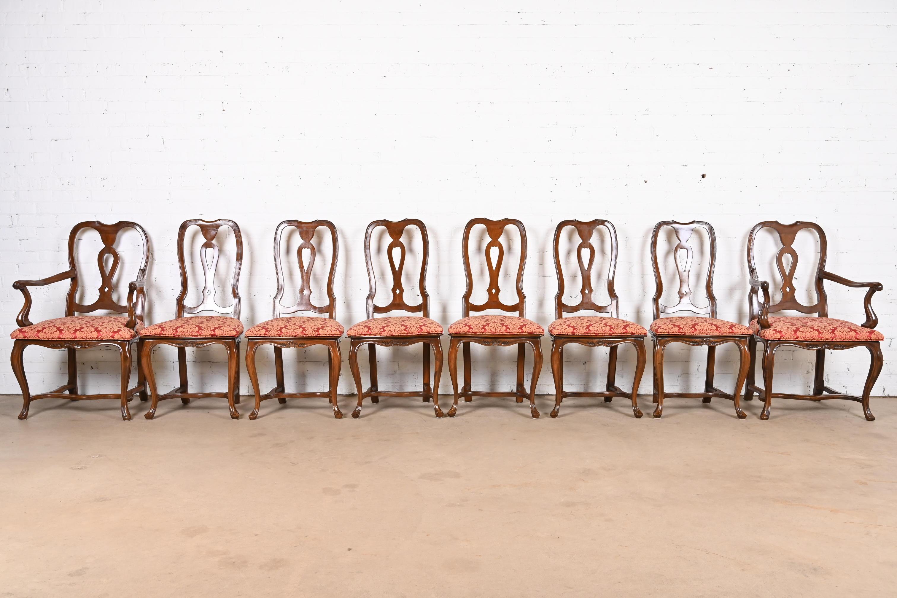 italien Baker Furniture Italian Provincial Louis XV Carved Walnut Dining Chairs (Chaises à manger en noyer sculpté) en vente
