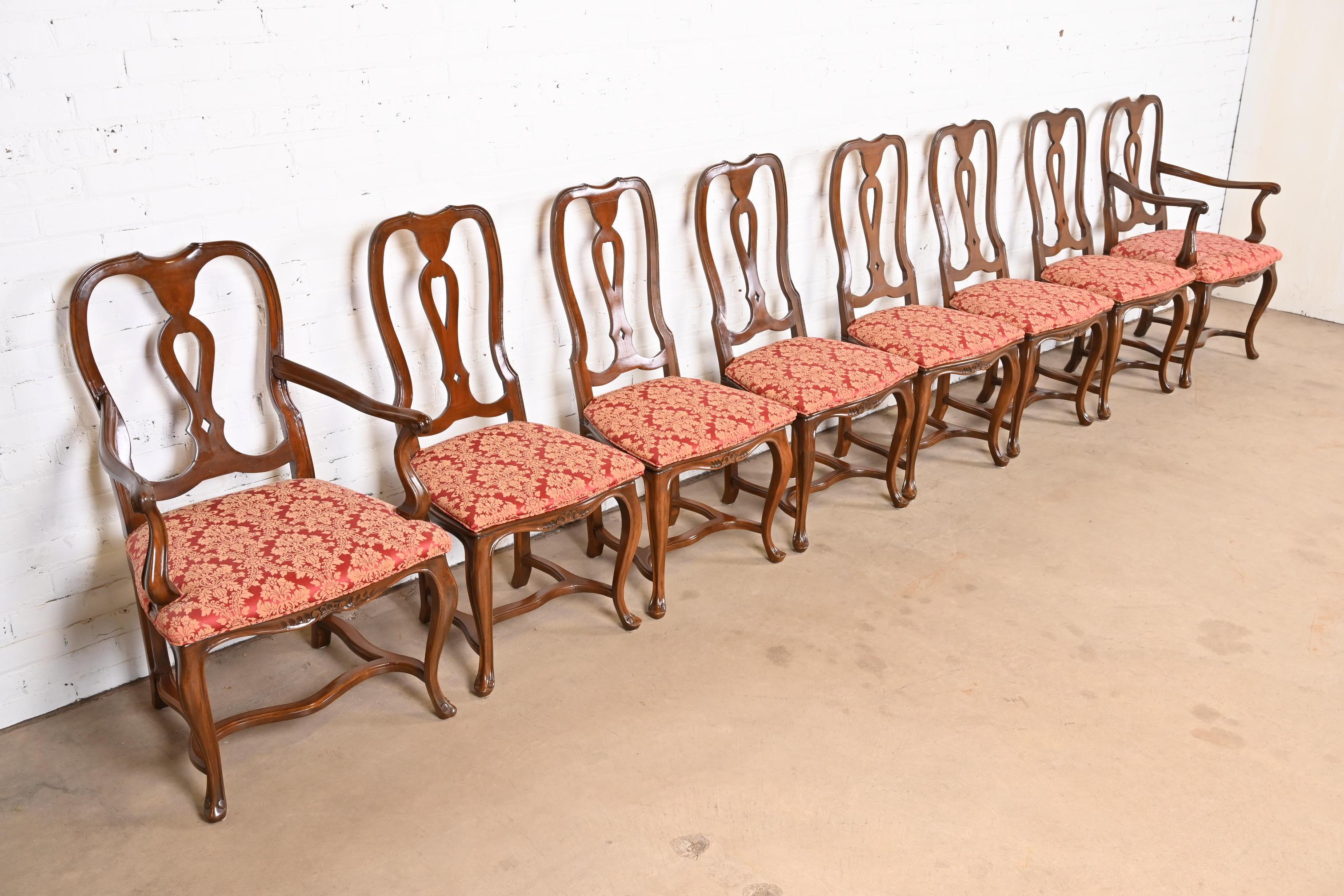 Baker Furniture Italian Provincial Louis XV Carved Walnut Dining Chairs (Chaises à manger en noyer sculpté) Bon état - En vente à South Bend, IN