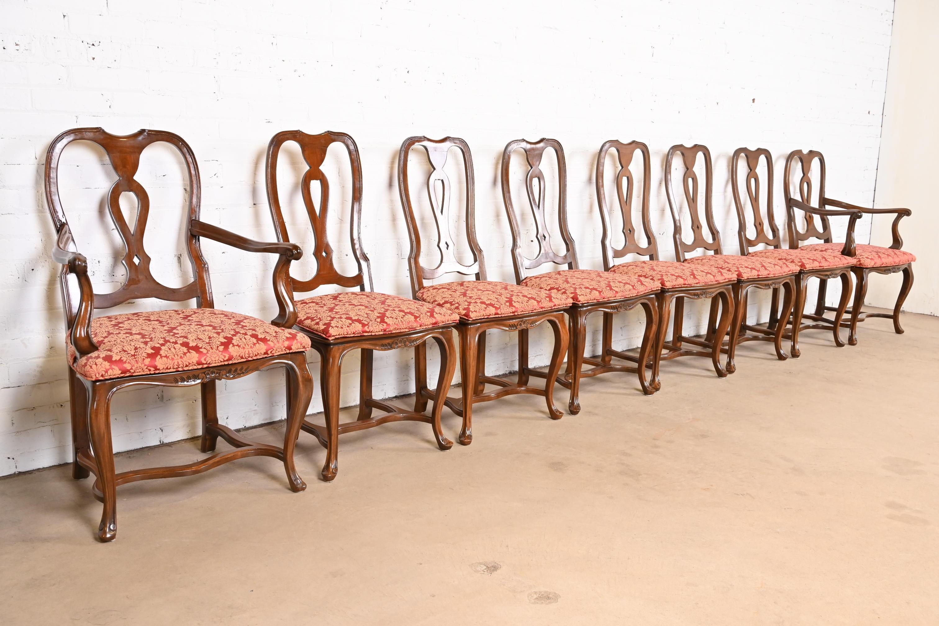Milieu du XXe siècle Baker Furniture Italian Provincial Louis XV Carved Walnut Dining Chairs (Chaises à manger en noyer sculpté) en vente