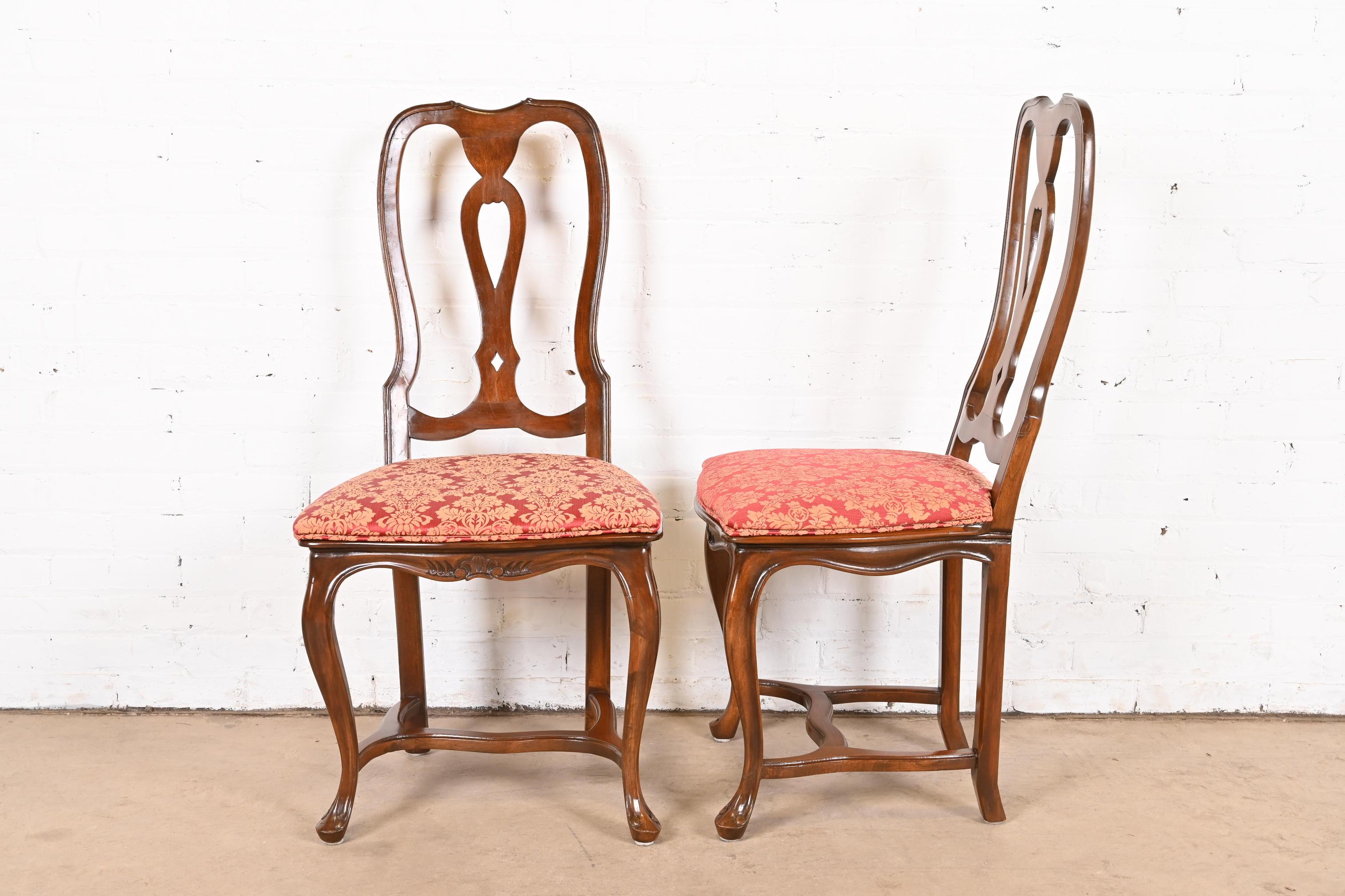 Baker Furniture Italian Provincial Louis XV Carved Walnut Dining Chairs (Chaises à manger en noyer sculpté) en vente 2