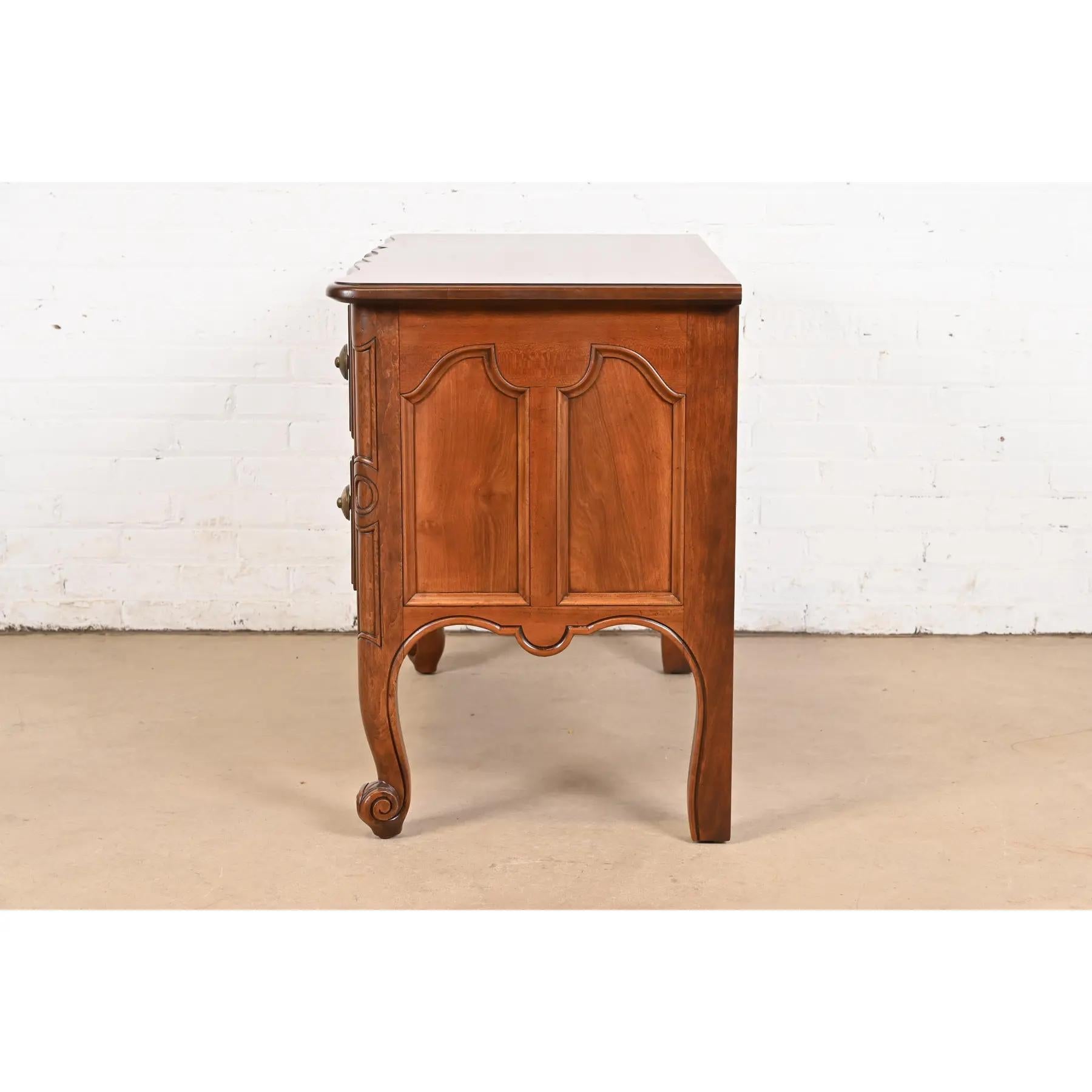 Baker Furniture Italienische Louis XV.-Kommode aus Nussbaumholz, Louis XV.-Stil, neu lackiert im Angebot 5