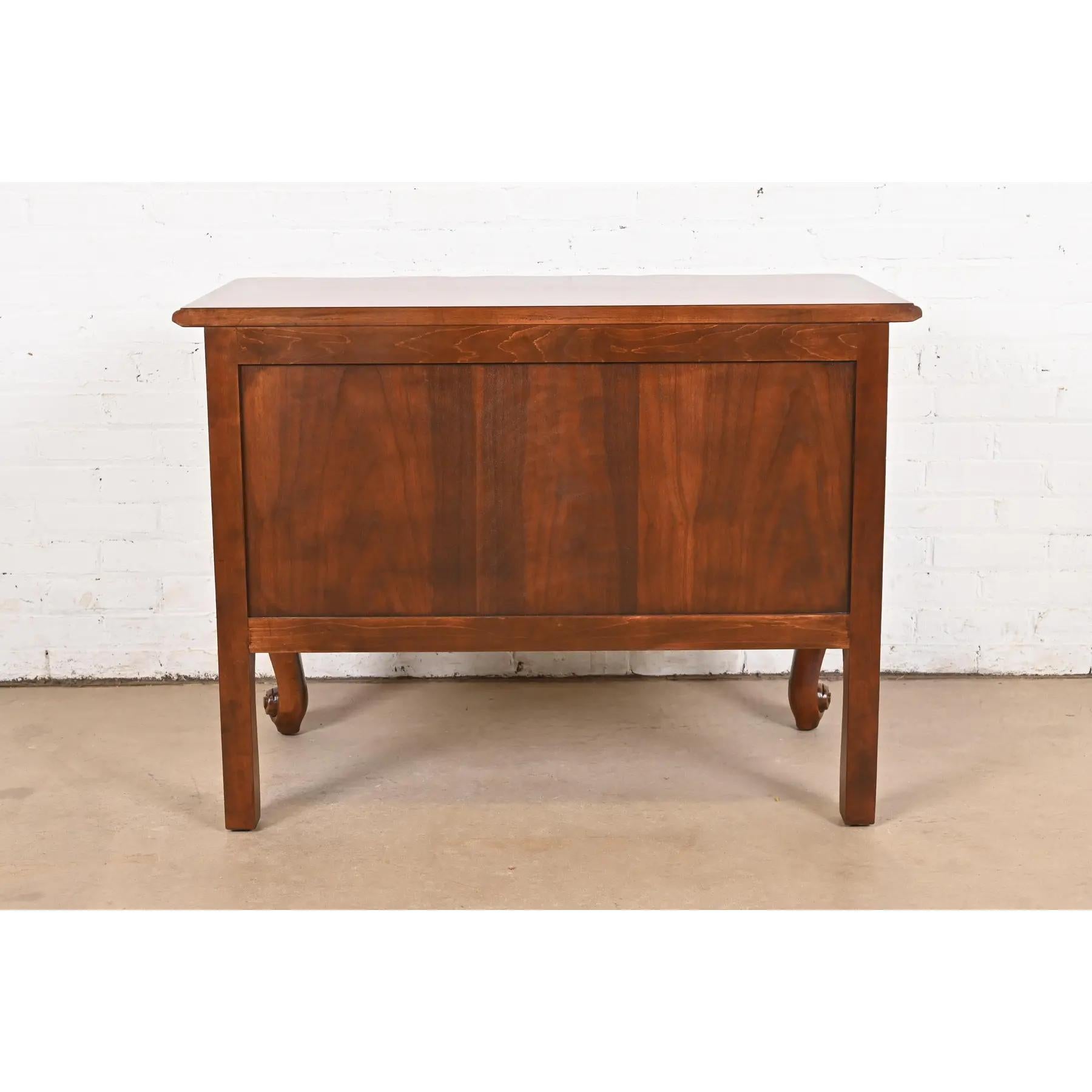 Baker Furniture Italienische Louis XV.-Kommode aus Nussbaumholz, Louis XV.-Stil, neu lackiert im Angebot 6