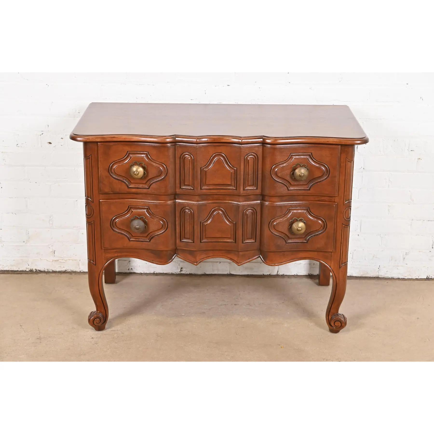 Baker Furniture Italienische Louis XV.-Kommode aus Nussbaumholz, Louis XV.-Stil, neu lackiert (amerikanisch) im Angebot