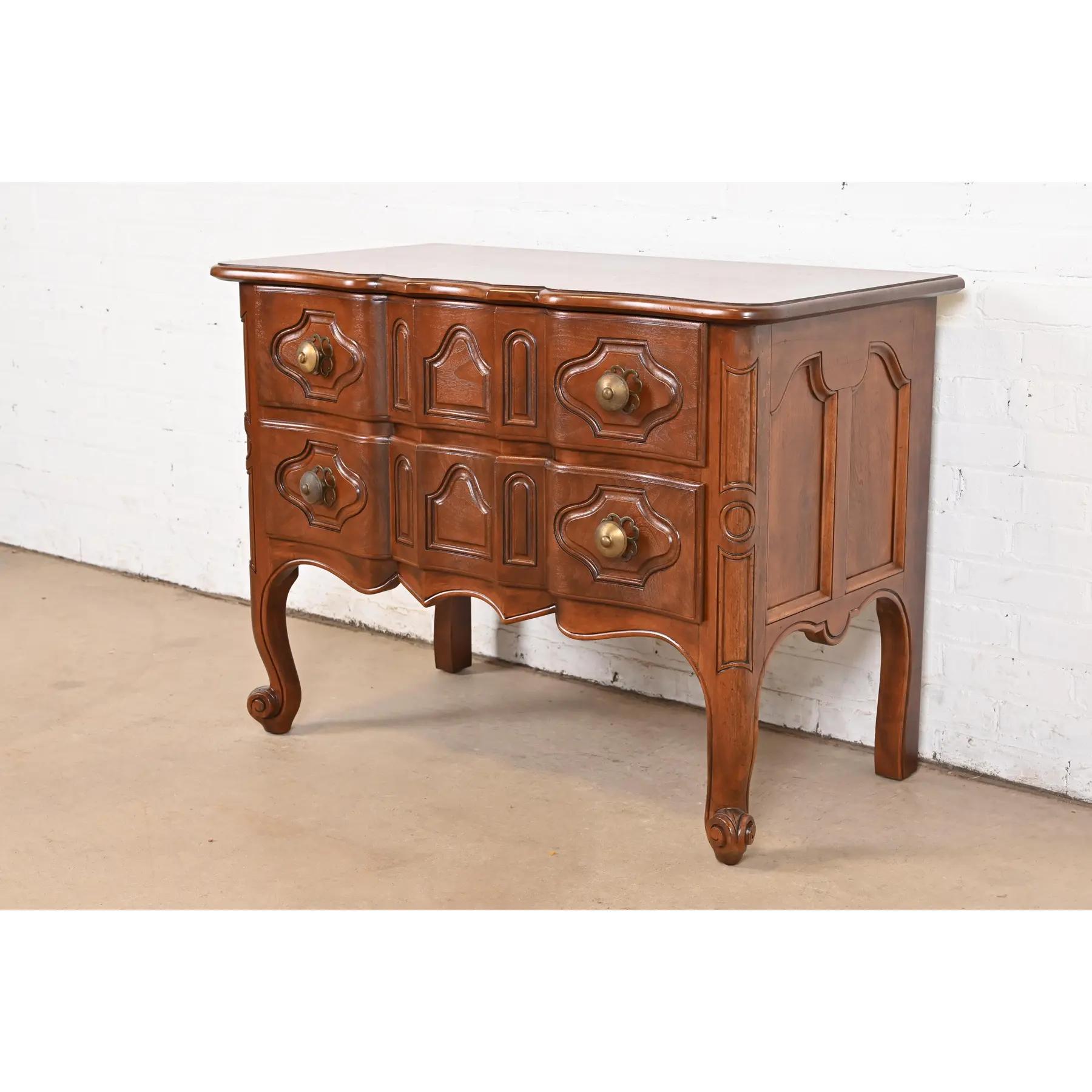 Baker Furniture Italienische Louis XV.-Kommode aus Nussbaumholz, Louis XV.-Stil, neu lackiert im Zustand „Gut“ im Angebot in South Bend, IN