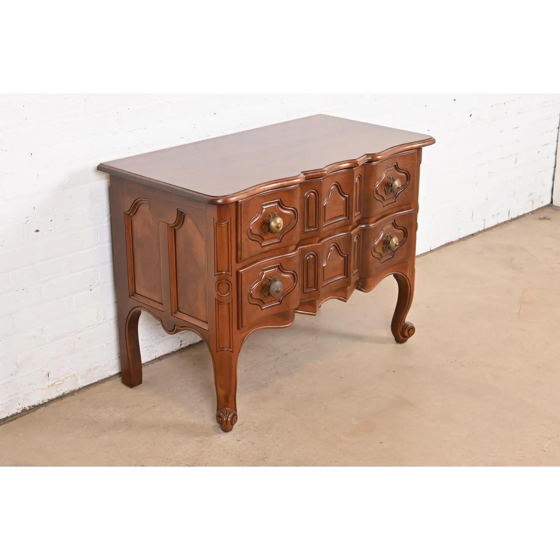 Baker Furniture Italienische Louis XV.-Kommode aus Nussbaumholz, Louis XV.-Stil, neu lackiert (Mitte des 20. Jahrhunderts) im Angebot