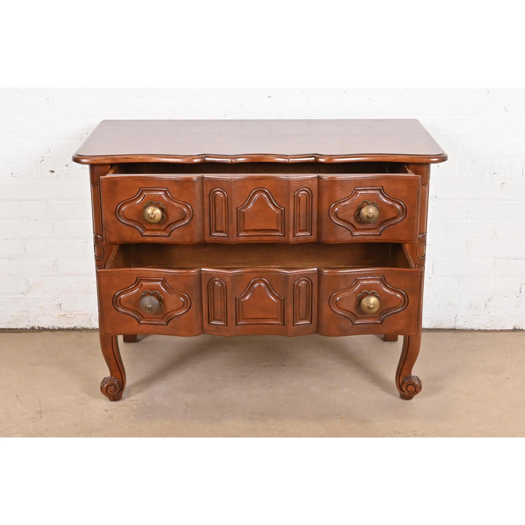 Baker Furniture Italienische Louis XV.-Kommode aus Nussbaumholz, Louis XV.-Stil, neu lackiert (Messing) im Angebot