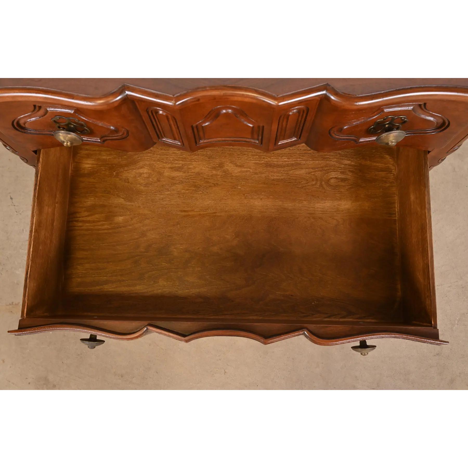 Baker Furniture Italienische Louis XV.-Kommode aus Nussbaumholz, Louis XV.-Stil, neu lackiert im Angebot 1