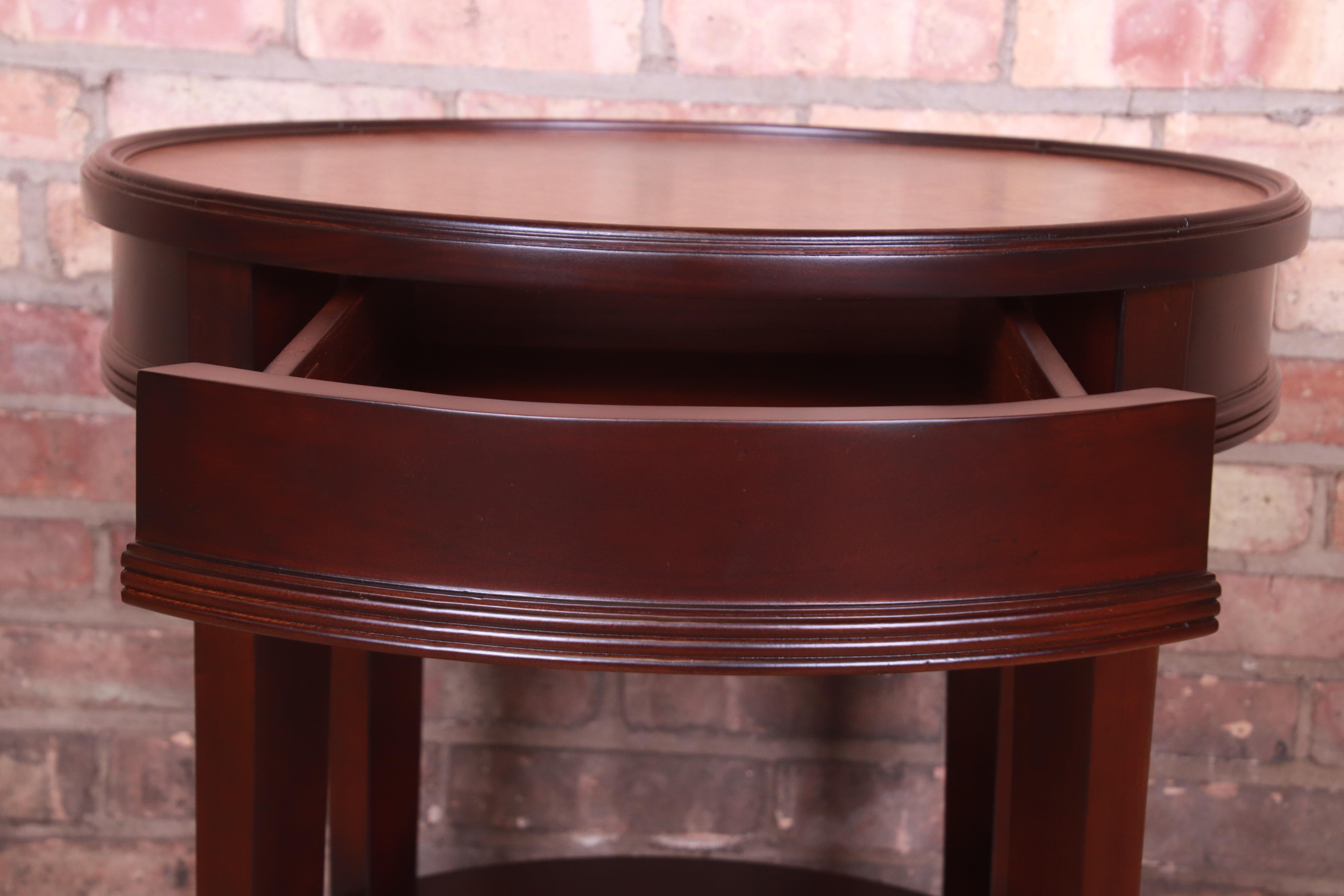Baker Furniture Mesa de Té Provincial Italiana de Caoba y Madera de Burl, Repintada en venta 4