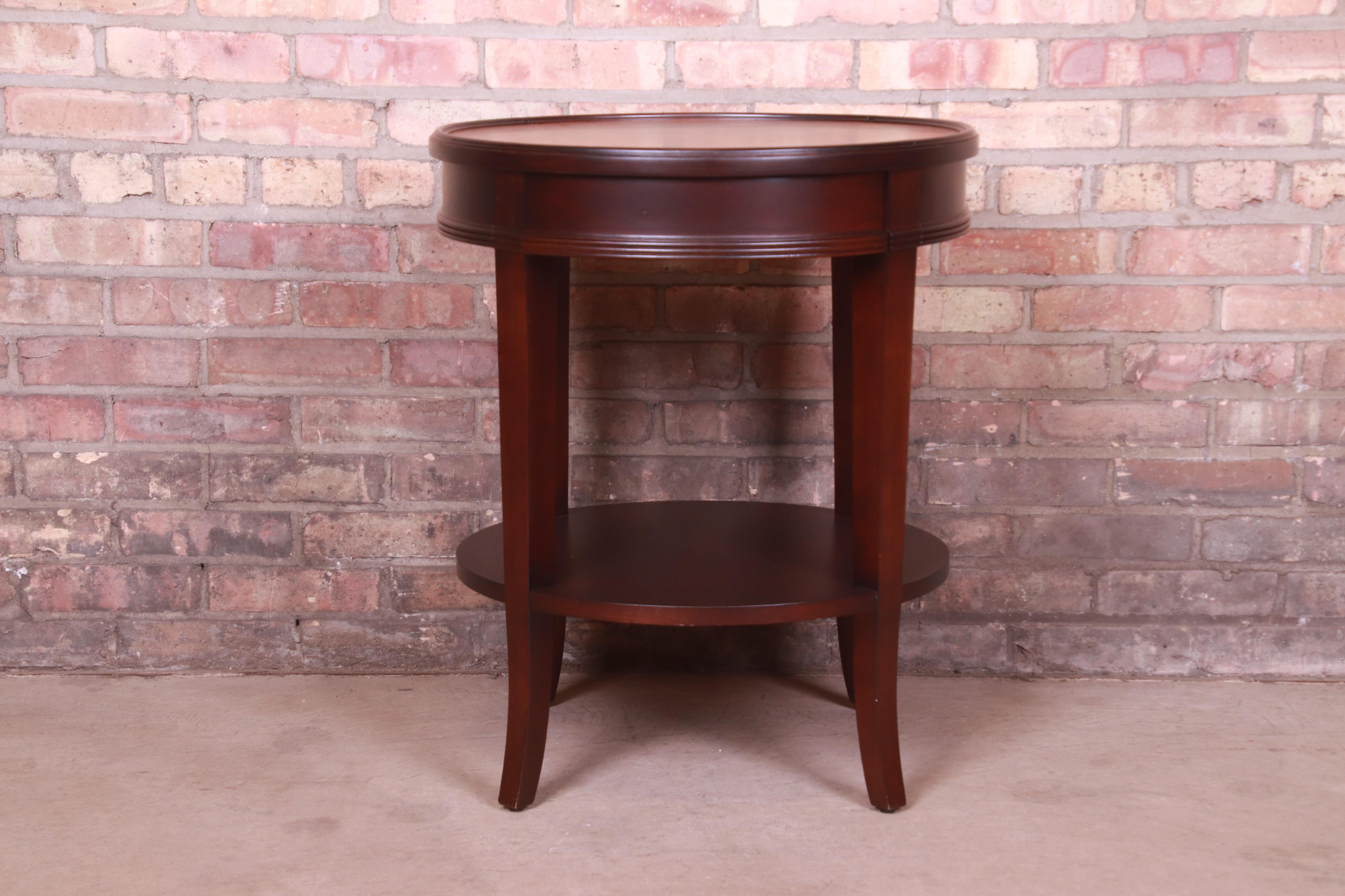 Baker Furniture Mesa de Té Provincial Italiana de Caoba y Madera de Burl, Repintada Provincial francés en venta