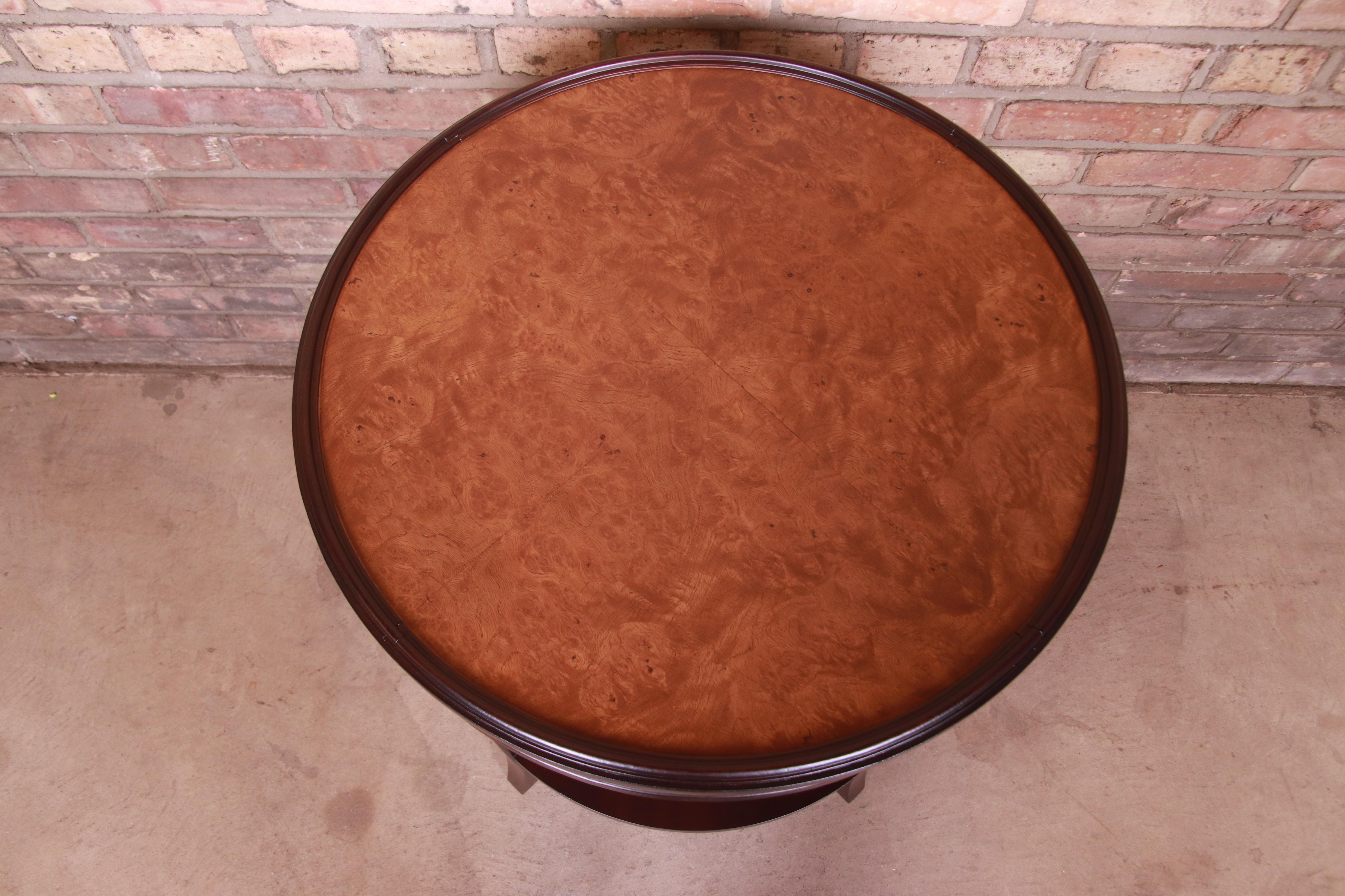 Baker Furniture Mesa de Té Provincial Italiana de Caoba y Madera de Burl, Repintada en venta 1