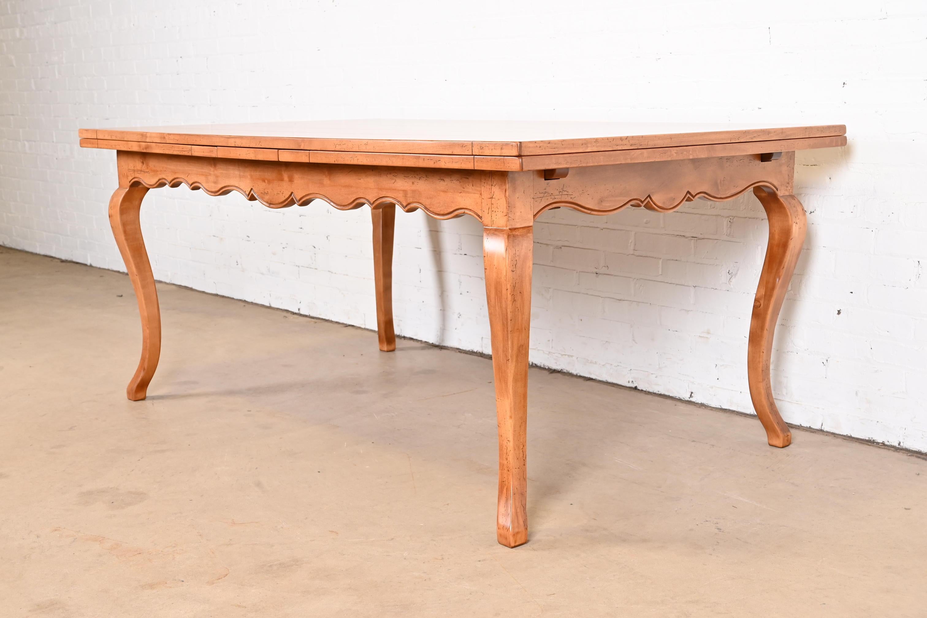 Baker Furniture Italian Provincial Maple Harvest Dining Table, Newly Refinished In Good Condition For Sale In South Bend, IN