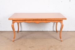 Baker Furniture Tavola provinciale italiana in acero da raccolto, appena rifinita