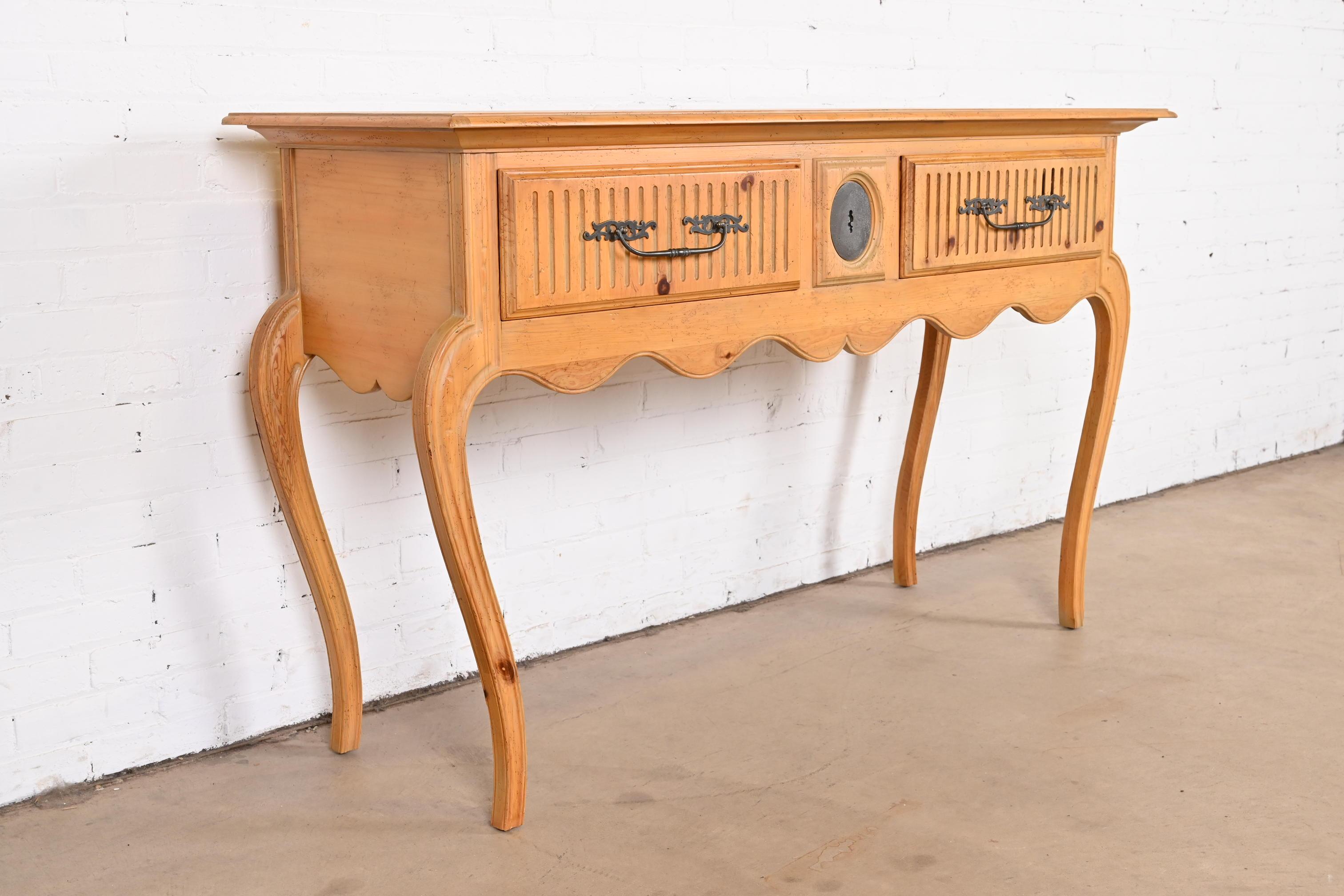 Baker Furniture Italian Provincial Pine Huntboard or Console Table In Good Condition For Sale In South Bend, IN
