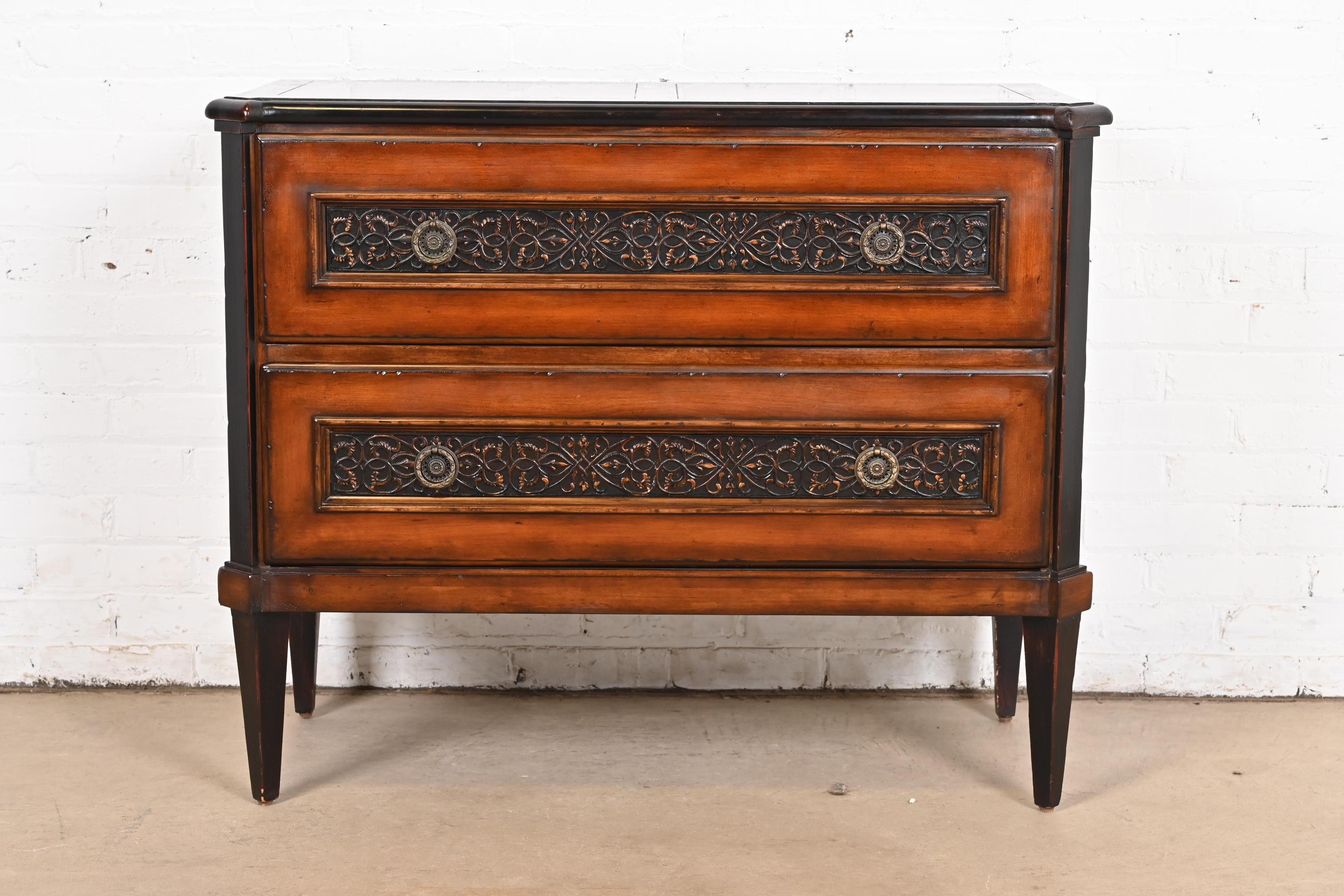 Un'eccezionale cassettiera o commode italiana in stile Neoclassico o Regency Luigi XVI

Di Baker Furniture, collezione 